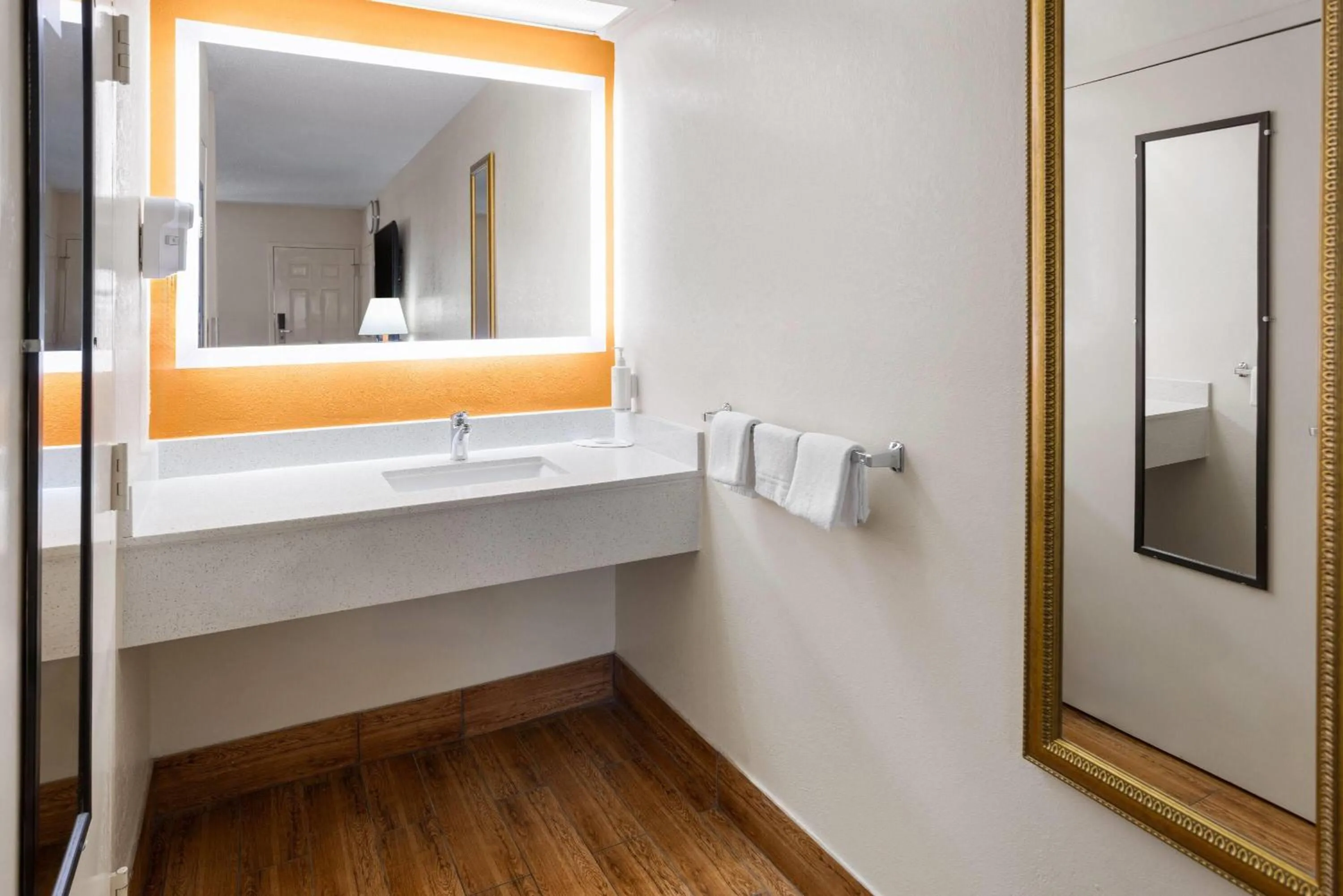 Shower in Howard Johnson by Wyndham Savannah GA