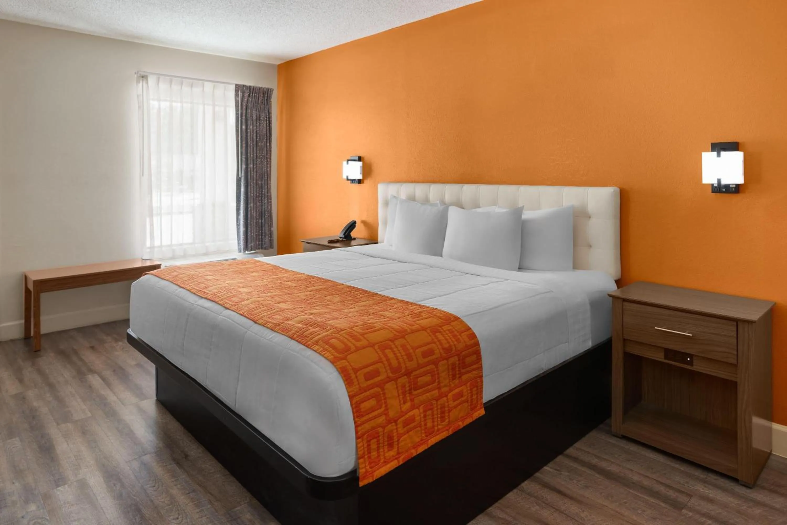 Photo of the whole room, Bed in Howard Johnson by Wyndham Savannah GA