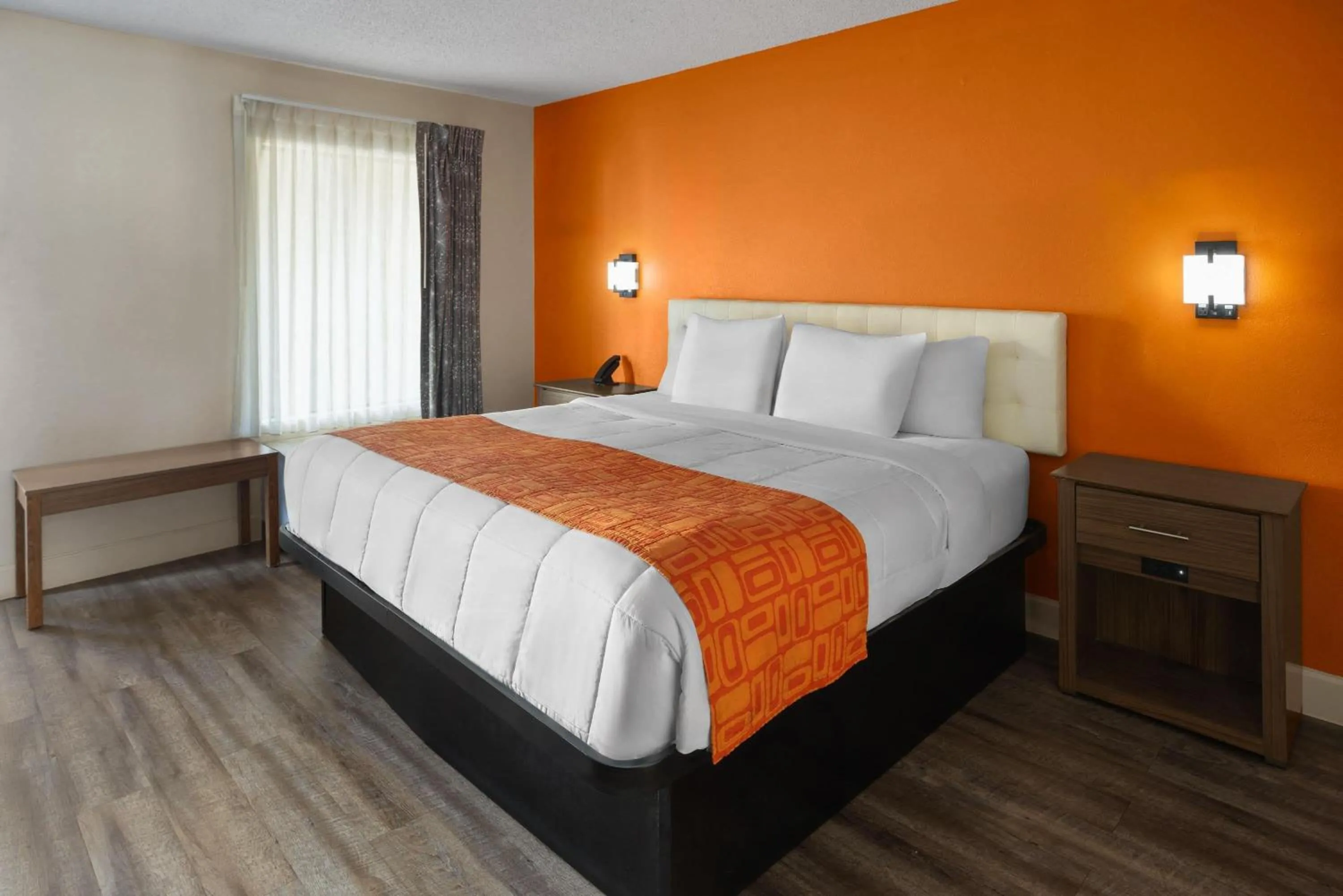 Photo of the whole room, Bed in Howard Johnson by Wyndham Savannah GA