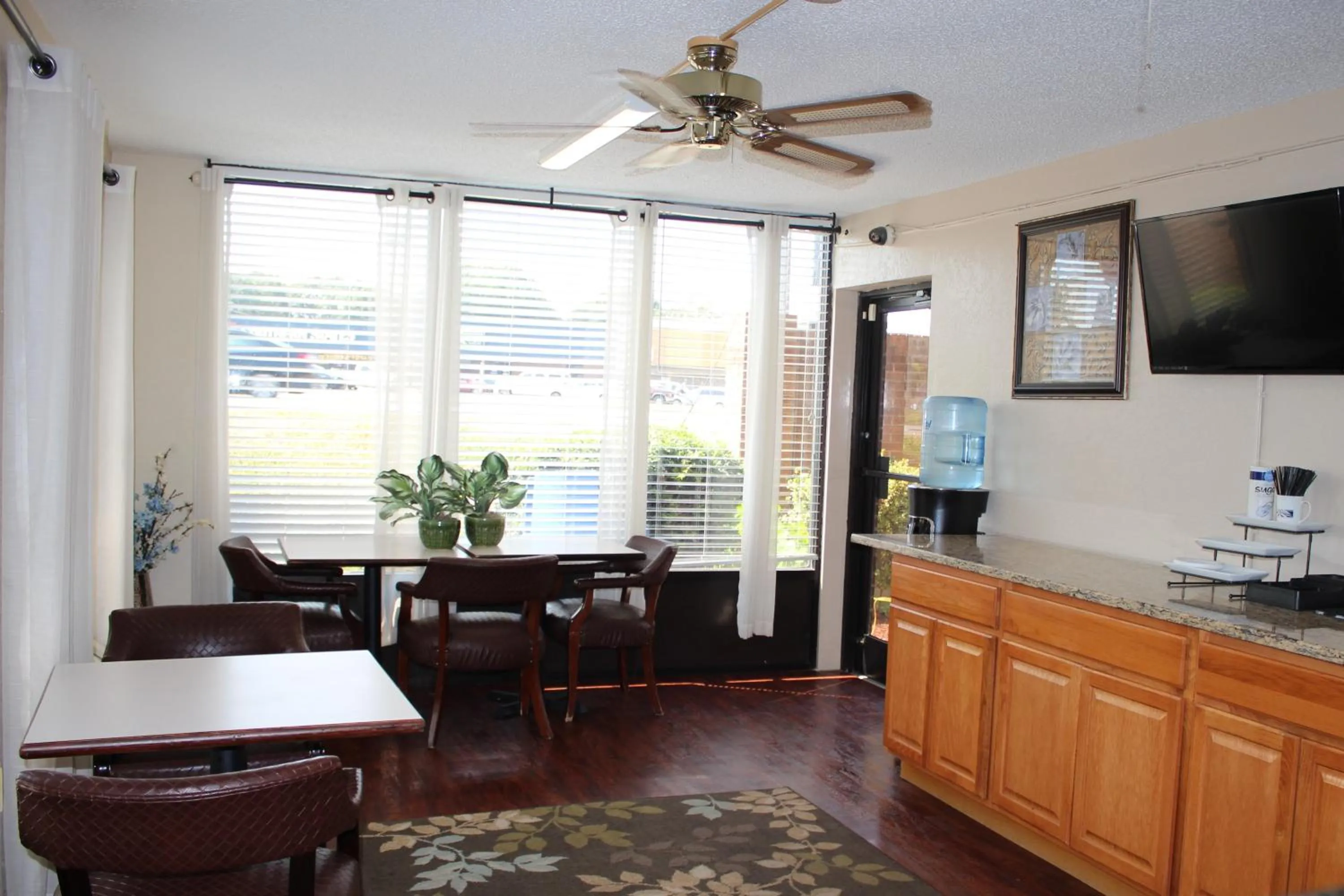 Seating area in Economy Inn - Statesville