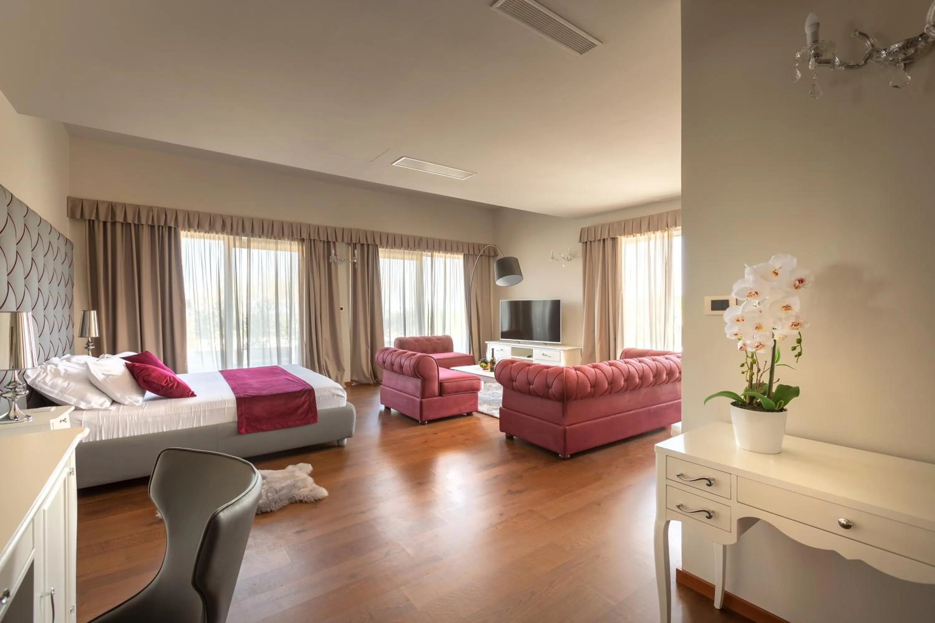 Communal lounge/ TV room, Bed in Wine Residence Cattunar