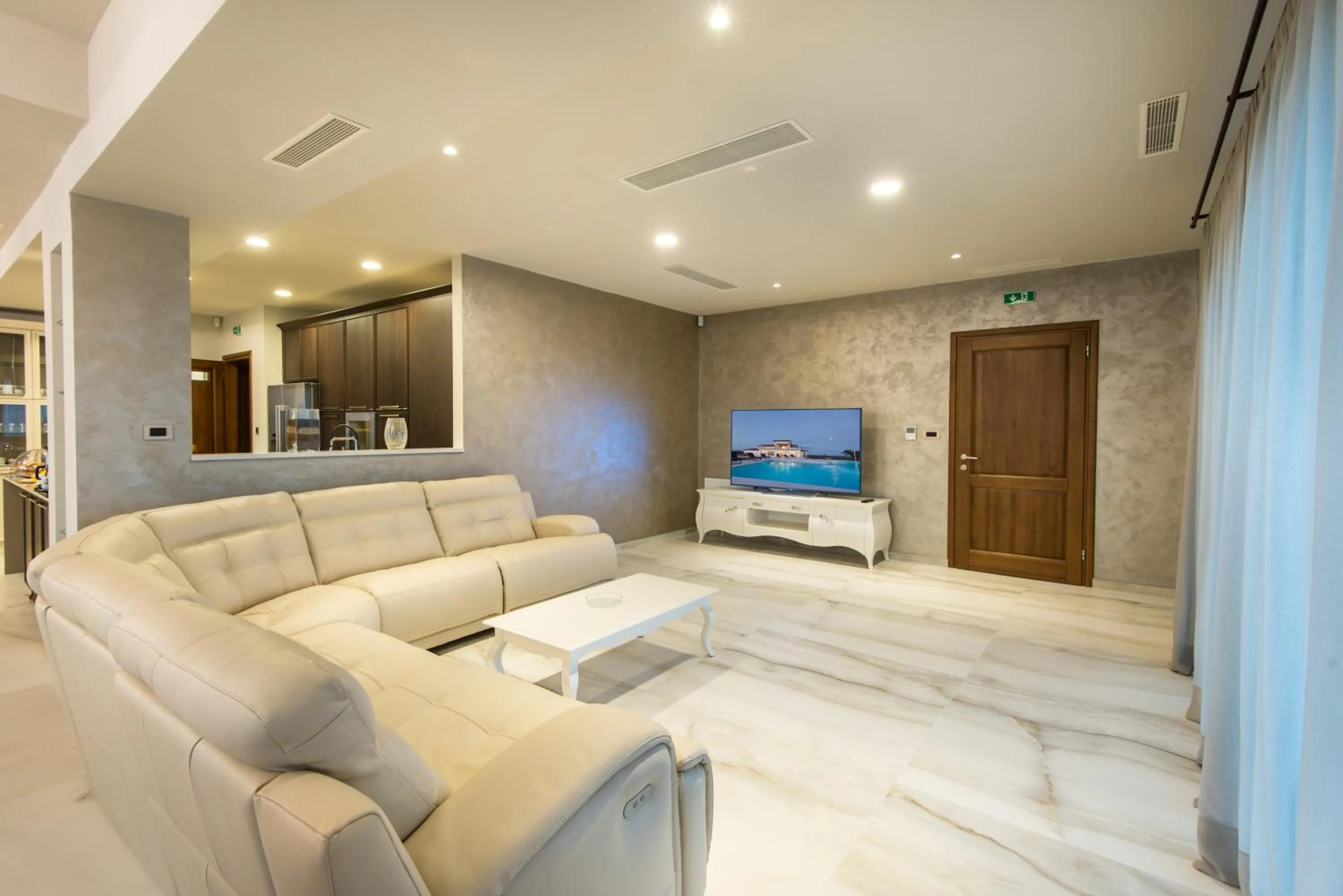 Communal lounge/ TV room in Wine Residence Cattunar