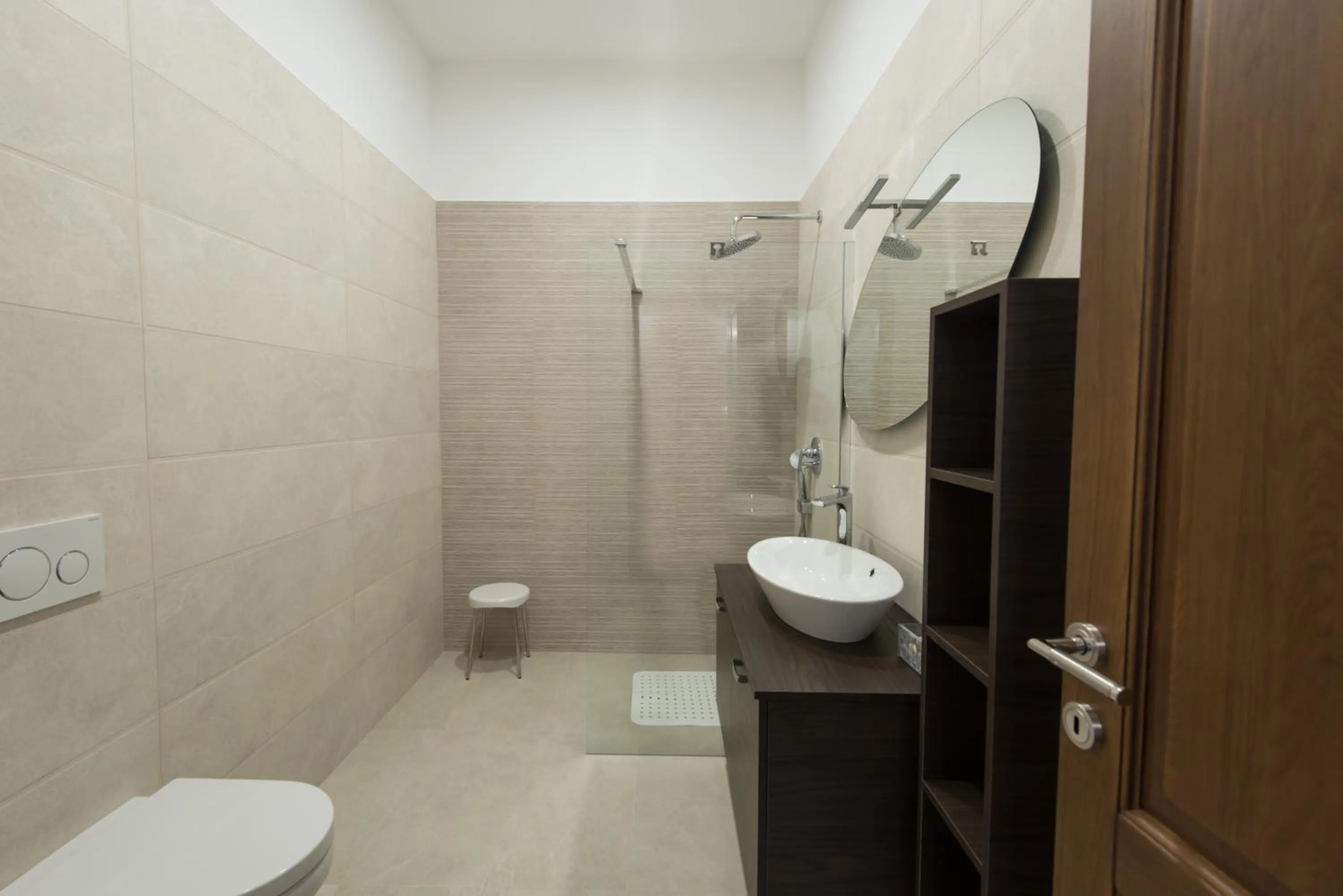 Shower in Wine Residence Cattunar