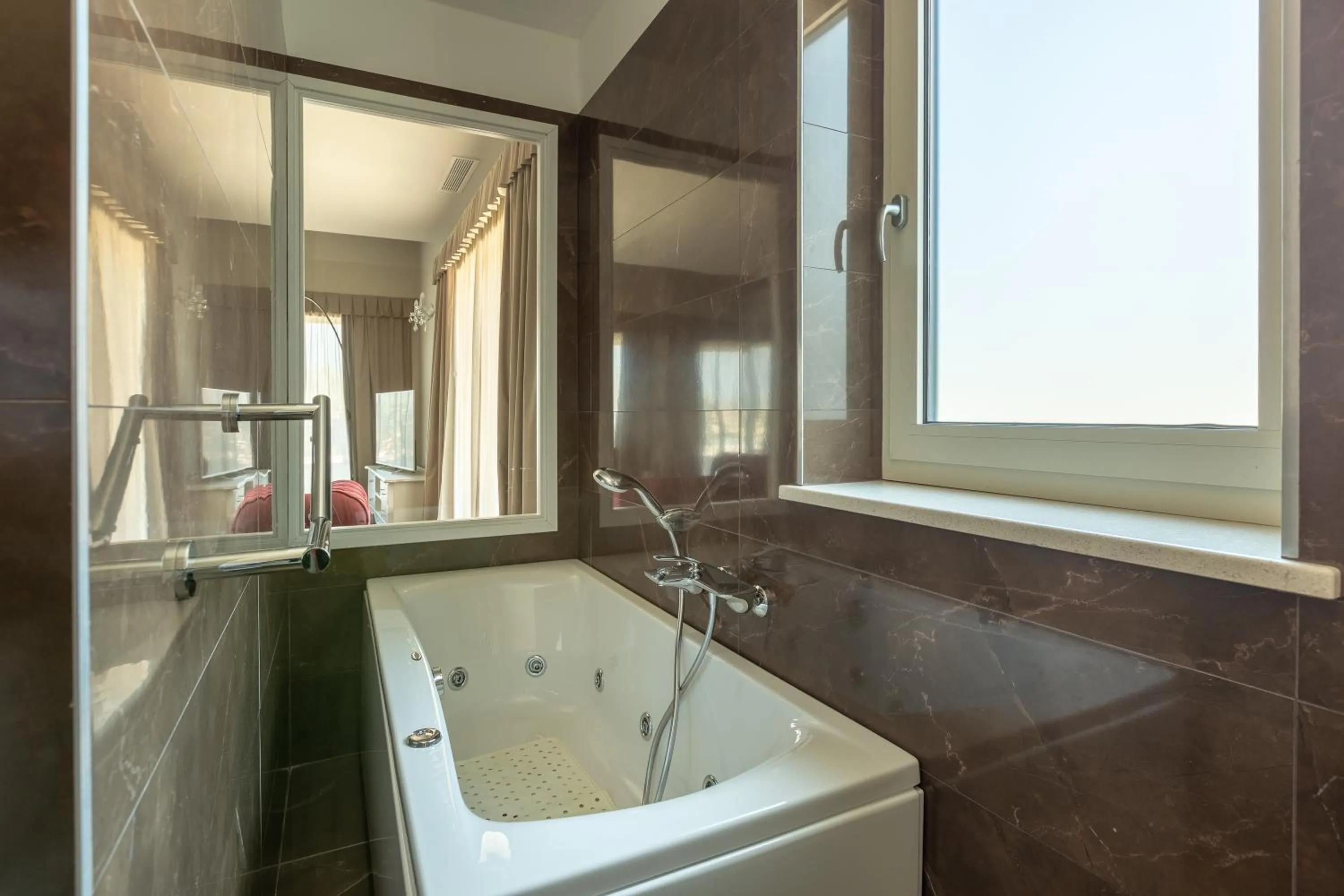 Hot Tub in Wine Residence Cattunar