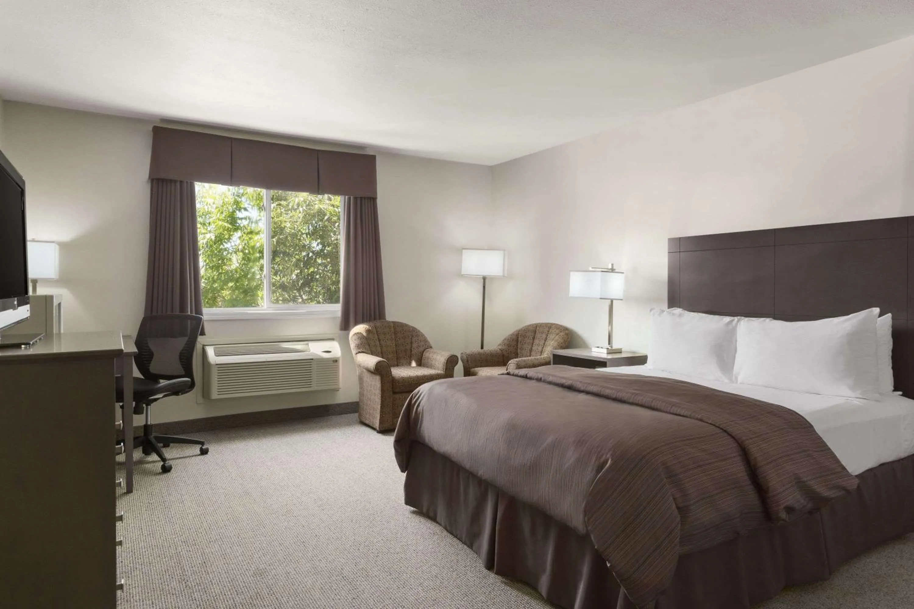 Bedroom, Bed in Days Inn by Wyndham Steinbach