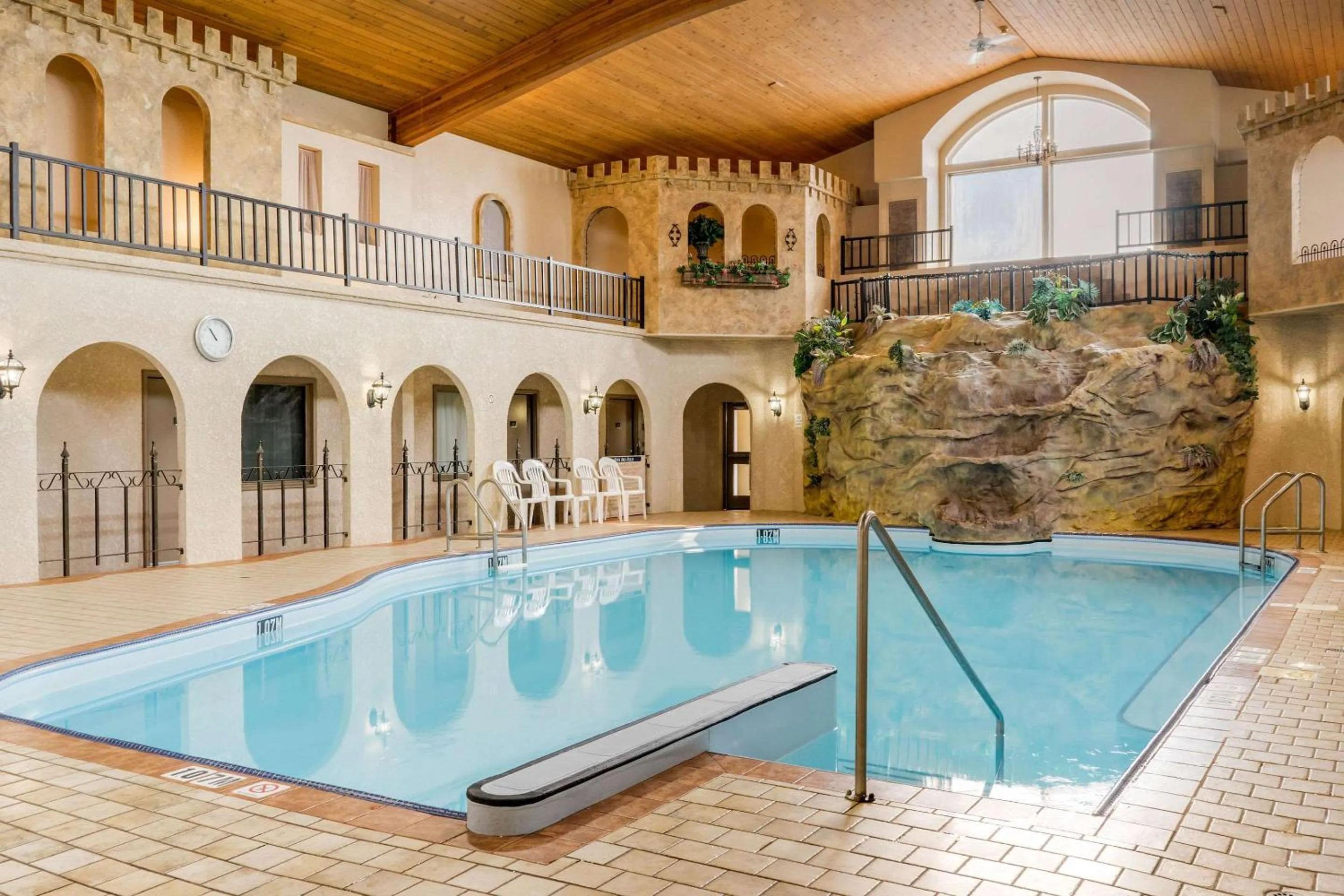 Swimming pool in Quality Inn & Suites