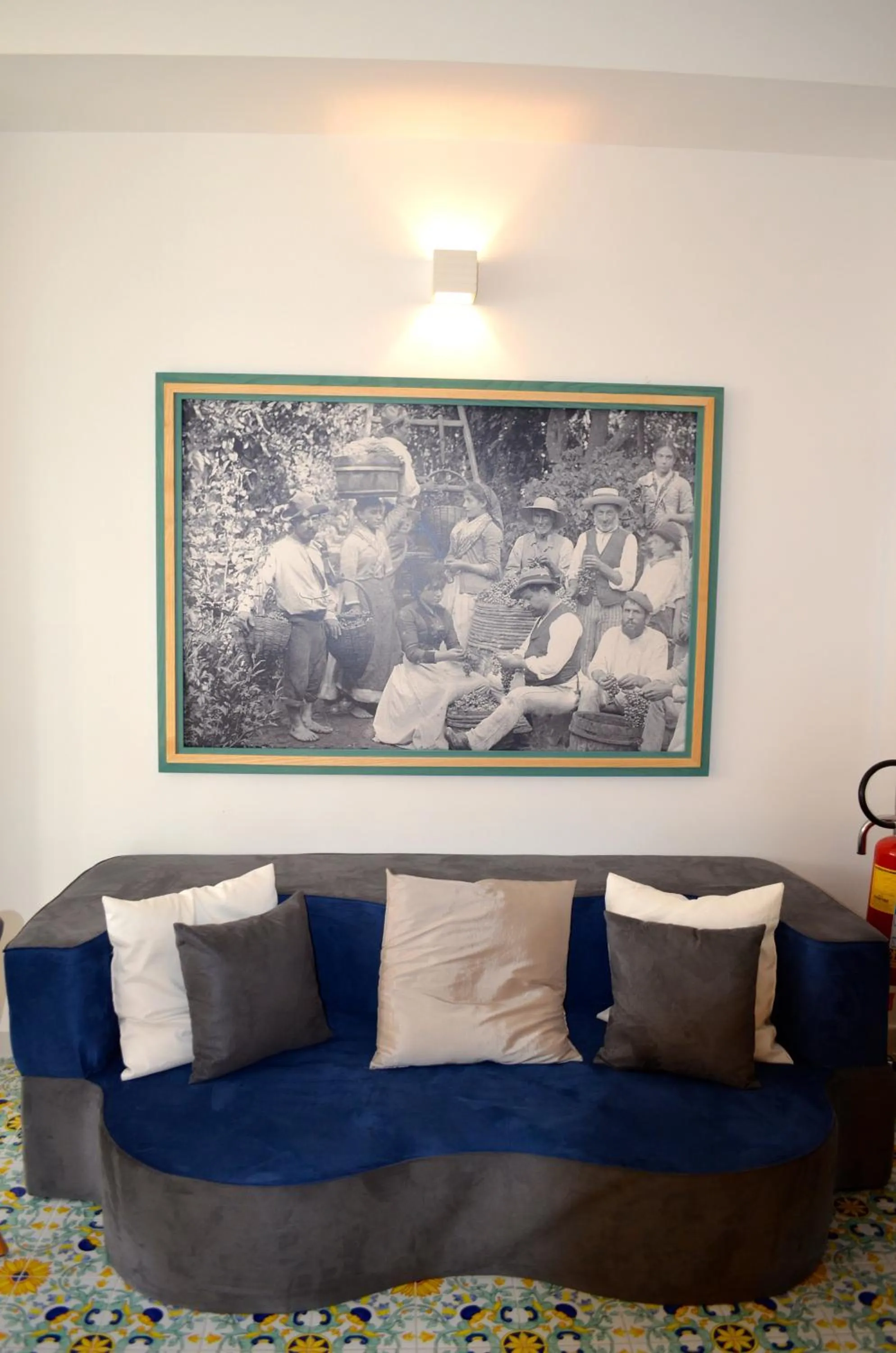 Communal lounge/ TV room in Luiselle Charming Accommodation Sorrento City Center