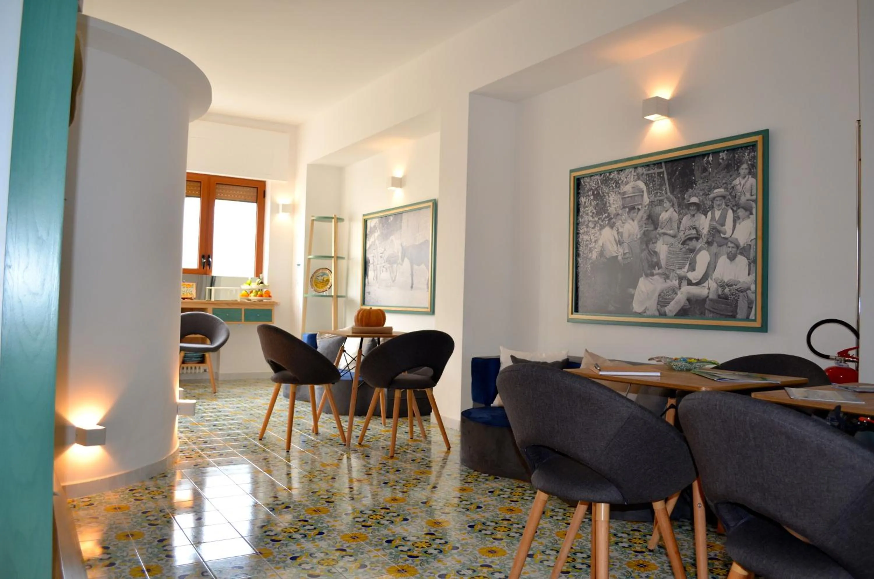 Communal lounge/ TV room in Luiselle Charming Accommodation Sorrento City Center