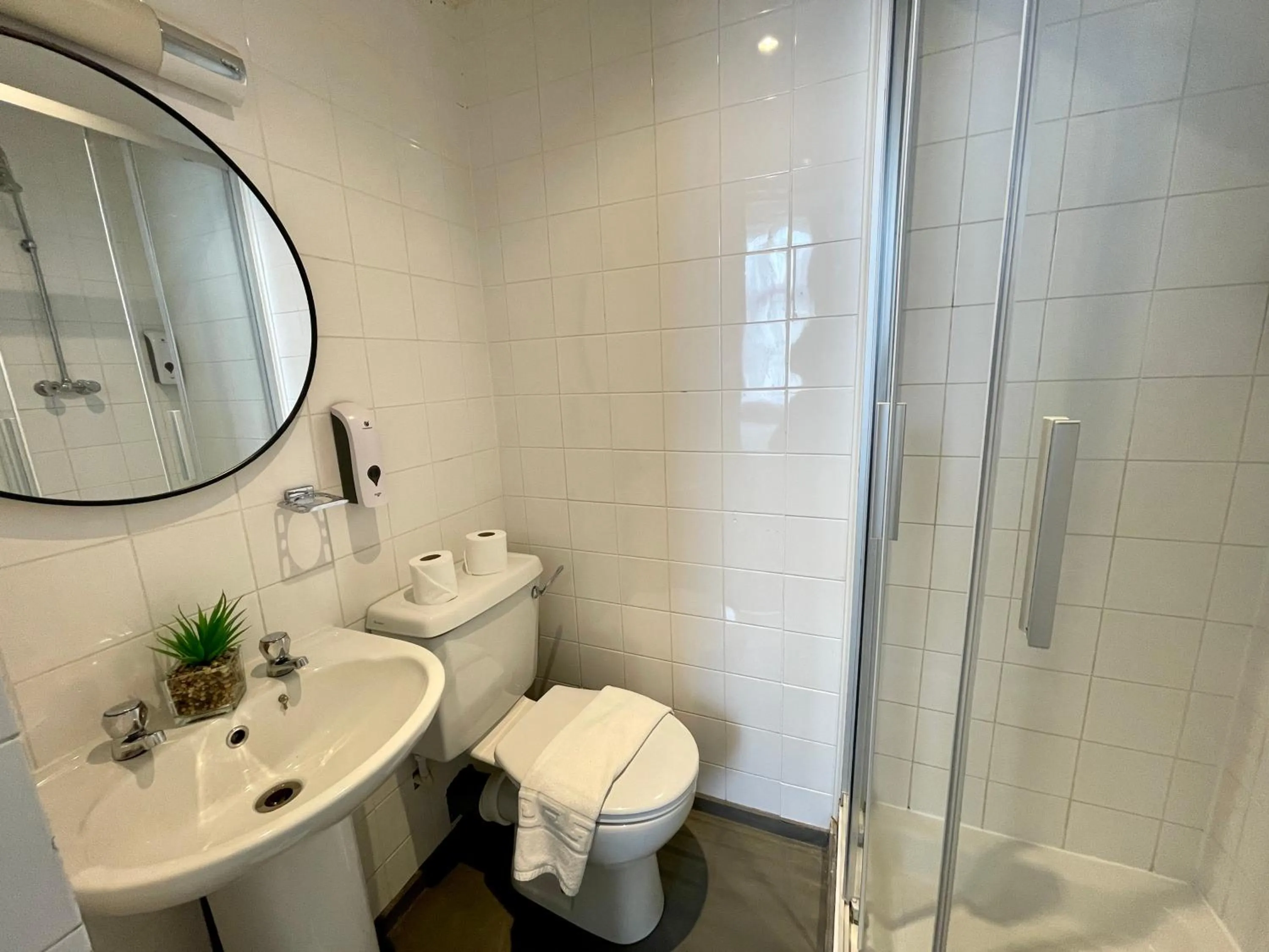 Shower in Brighton Black Hotel Kemptown