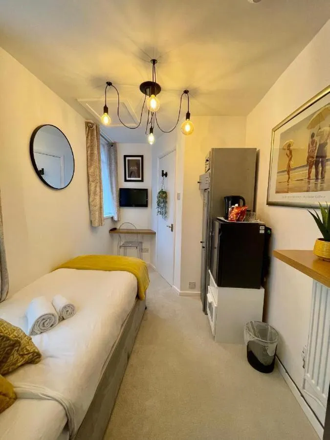 Bedroom, Bed in Blue Skye Guest House 8