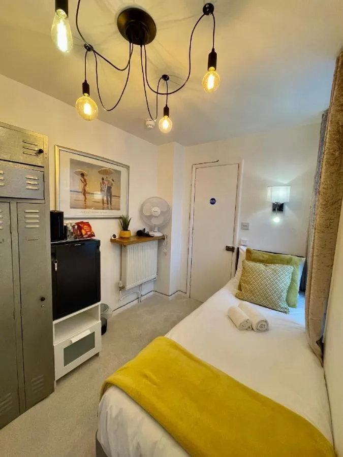 Bedroom, Bed in Blue Skye Guest House 8