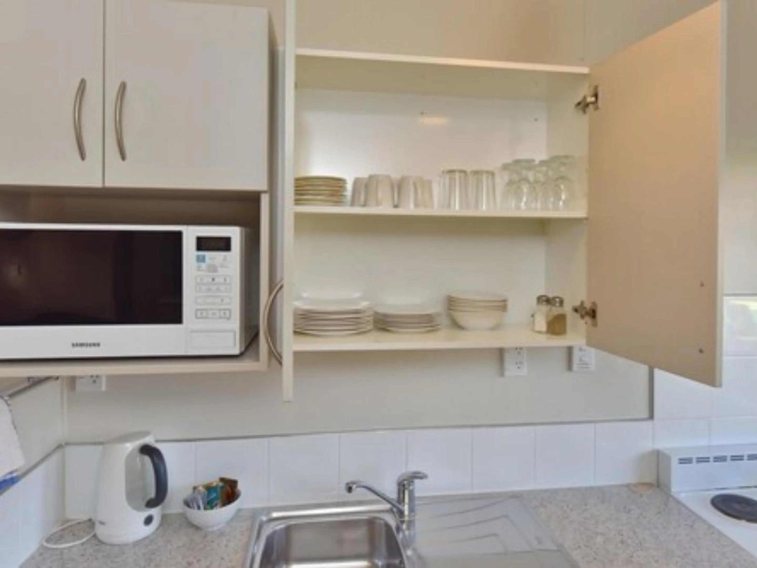 Kitchen or kitchenette in Northcote Motor Lodge