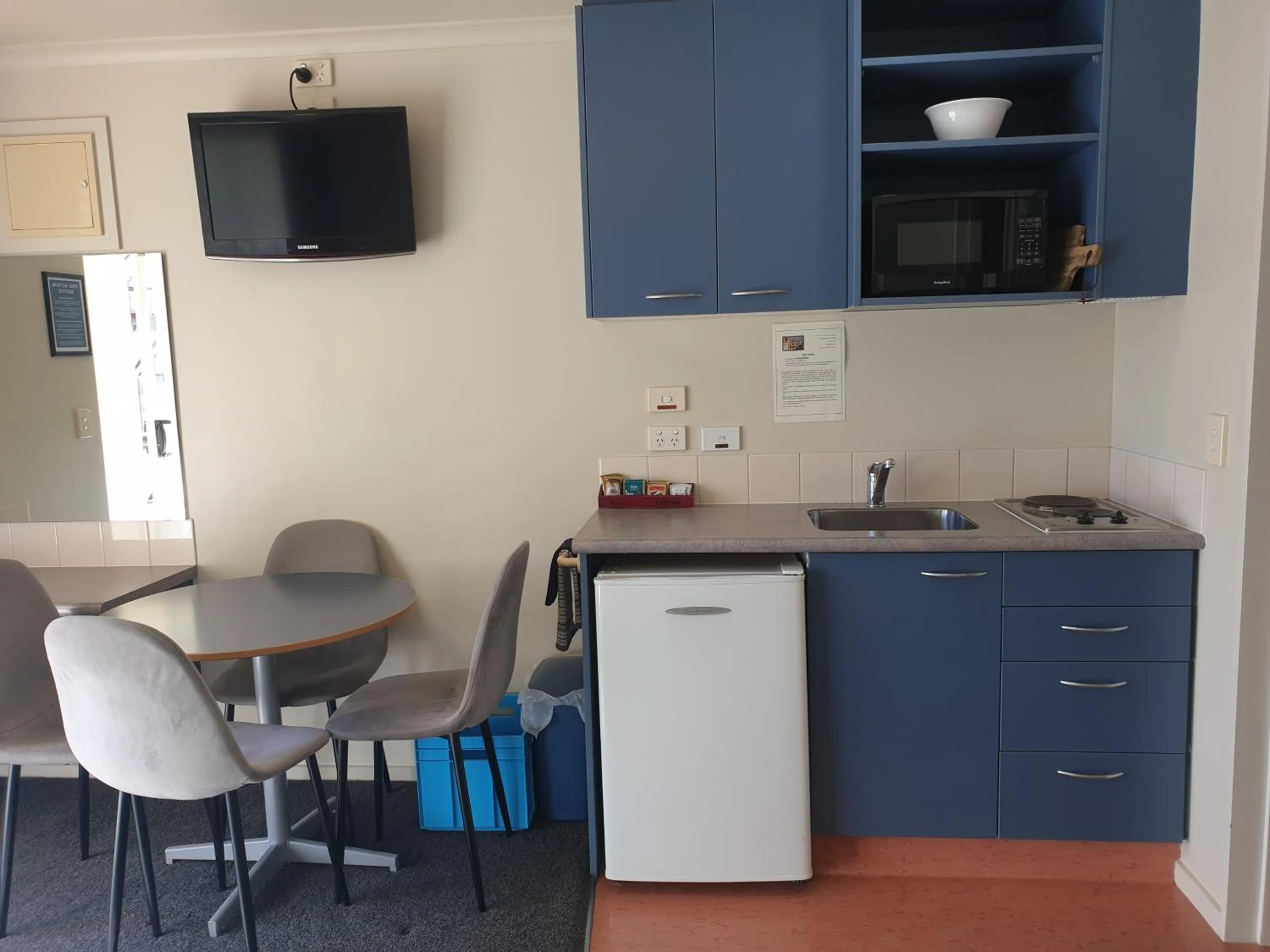 Kitchen or kitchenette in Northcote Motor Lodge