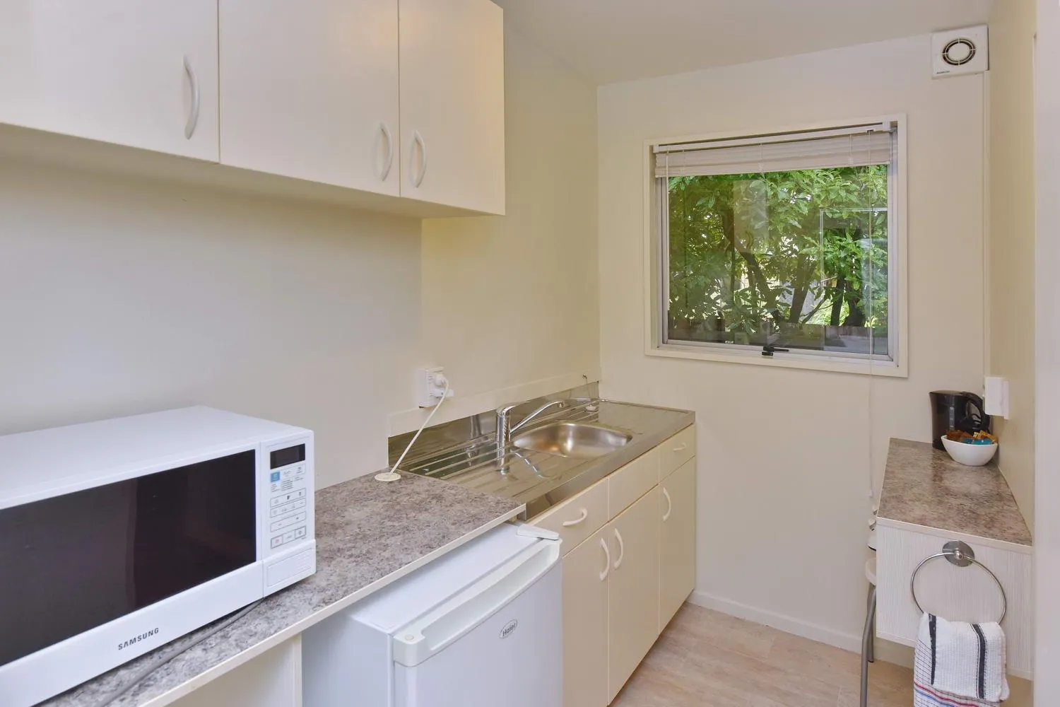 Kitchen or kitchenette in Northcote Motor Lodge