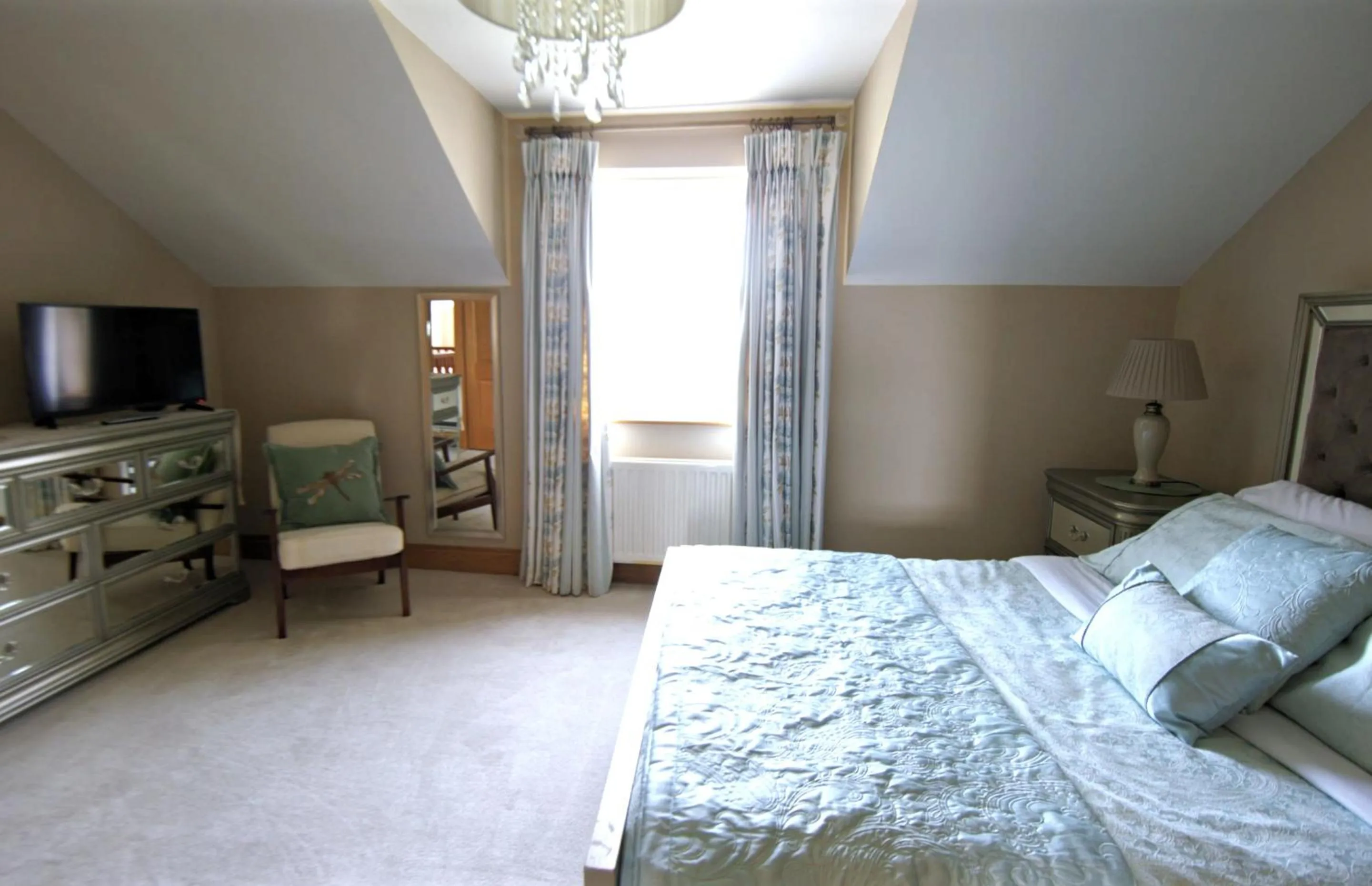 Bedroom, Bed in Drum Manor