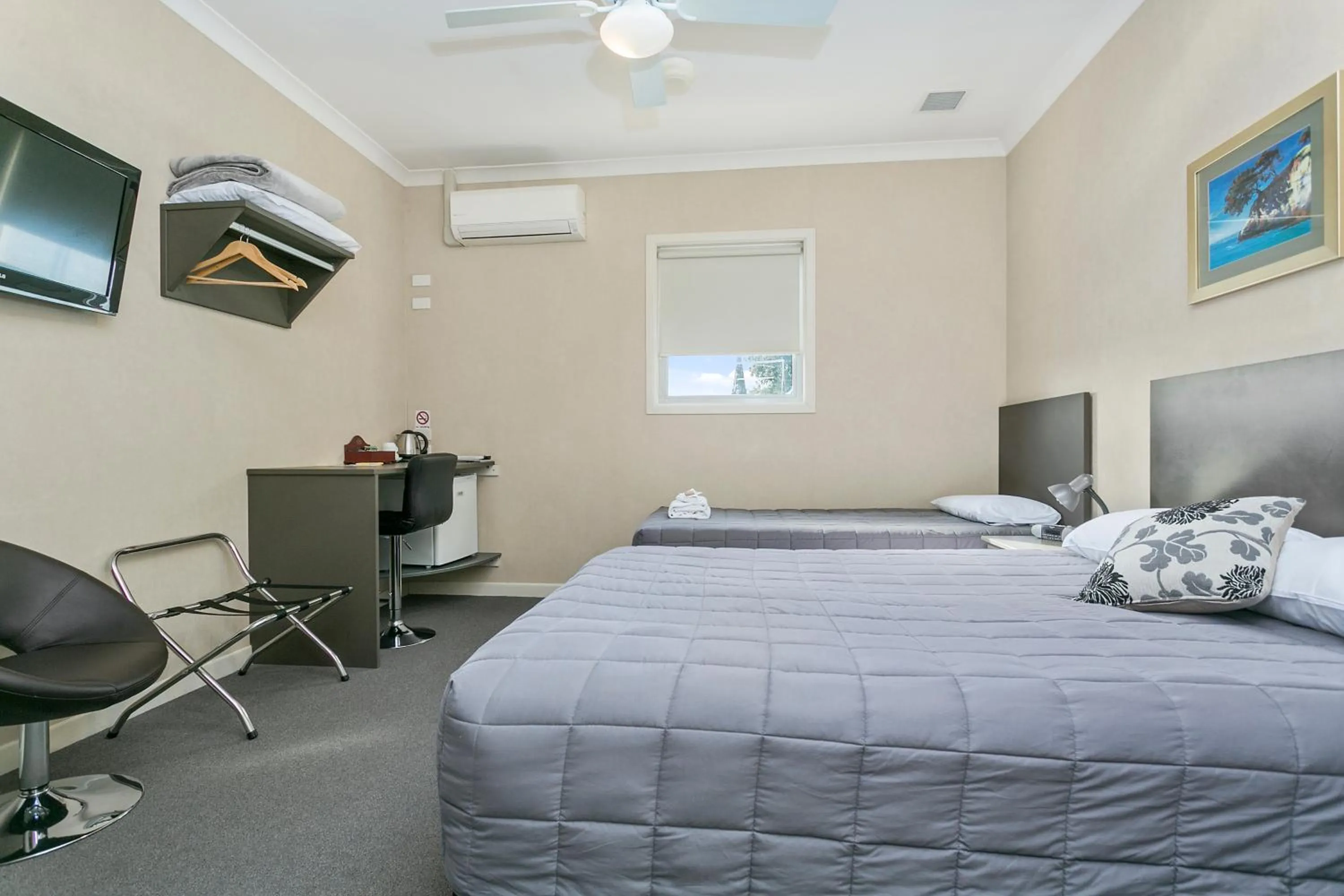 Queen Room with Shared Bathroom - single occupancy in No 1 Motels