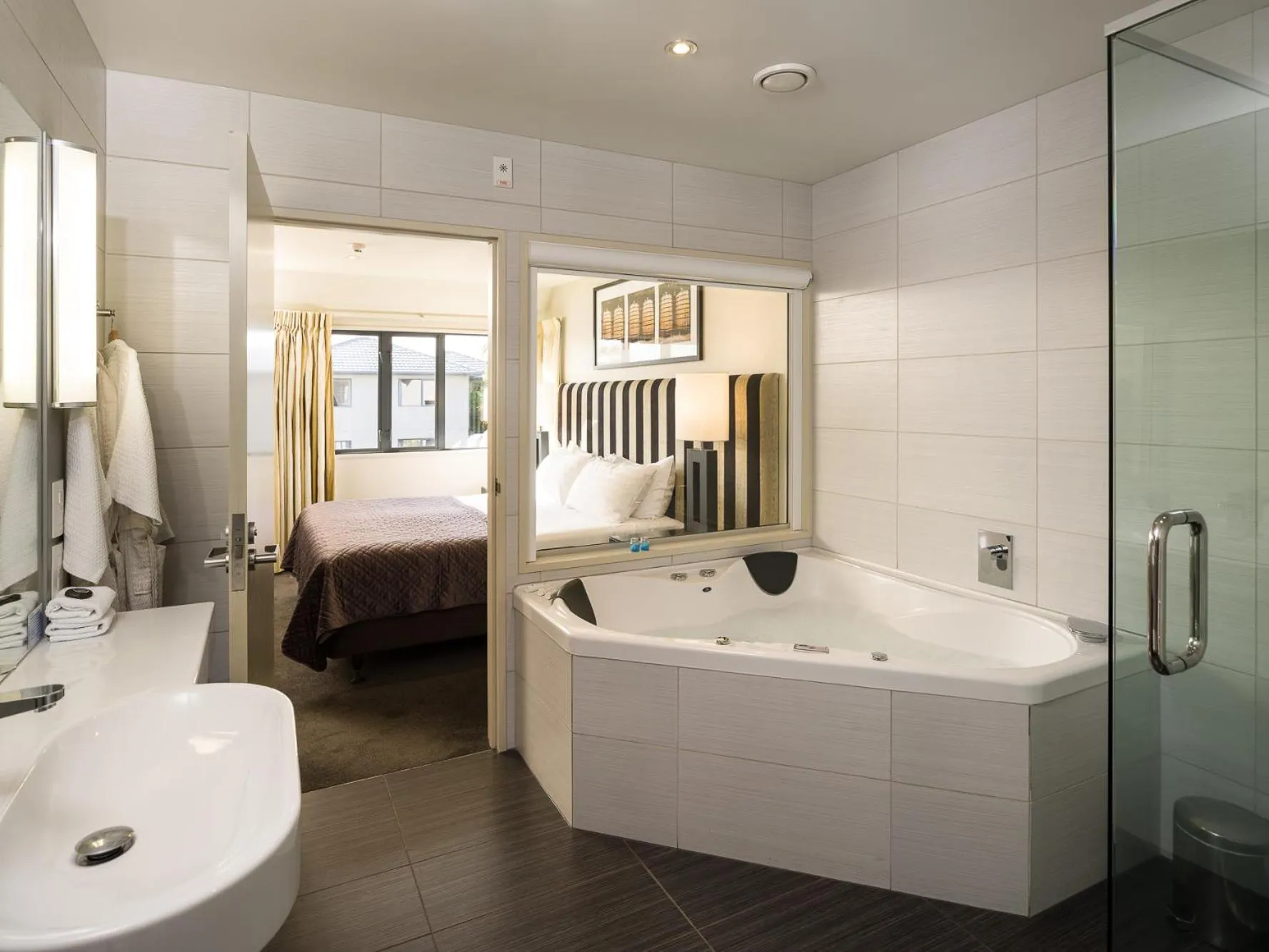 Bathroom, Bed in Carnmore Chateau Marlborough