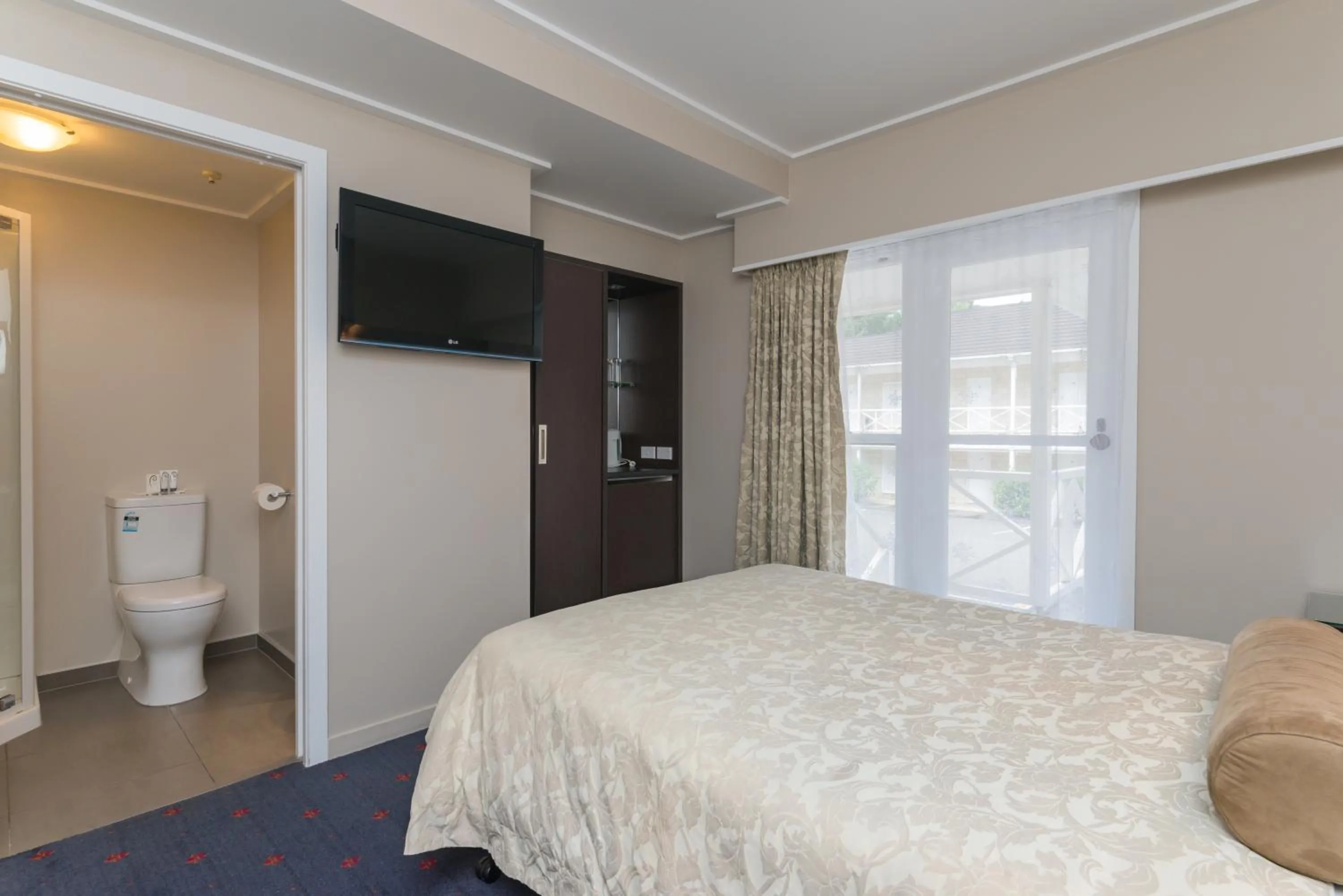 Bedroom, Bed in Discovery Settlers Hotel