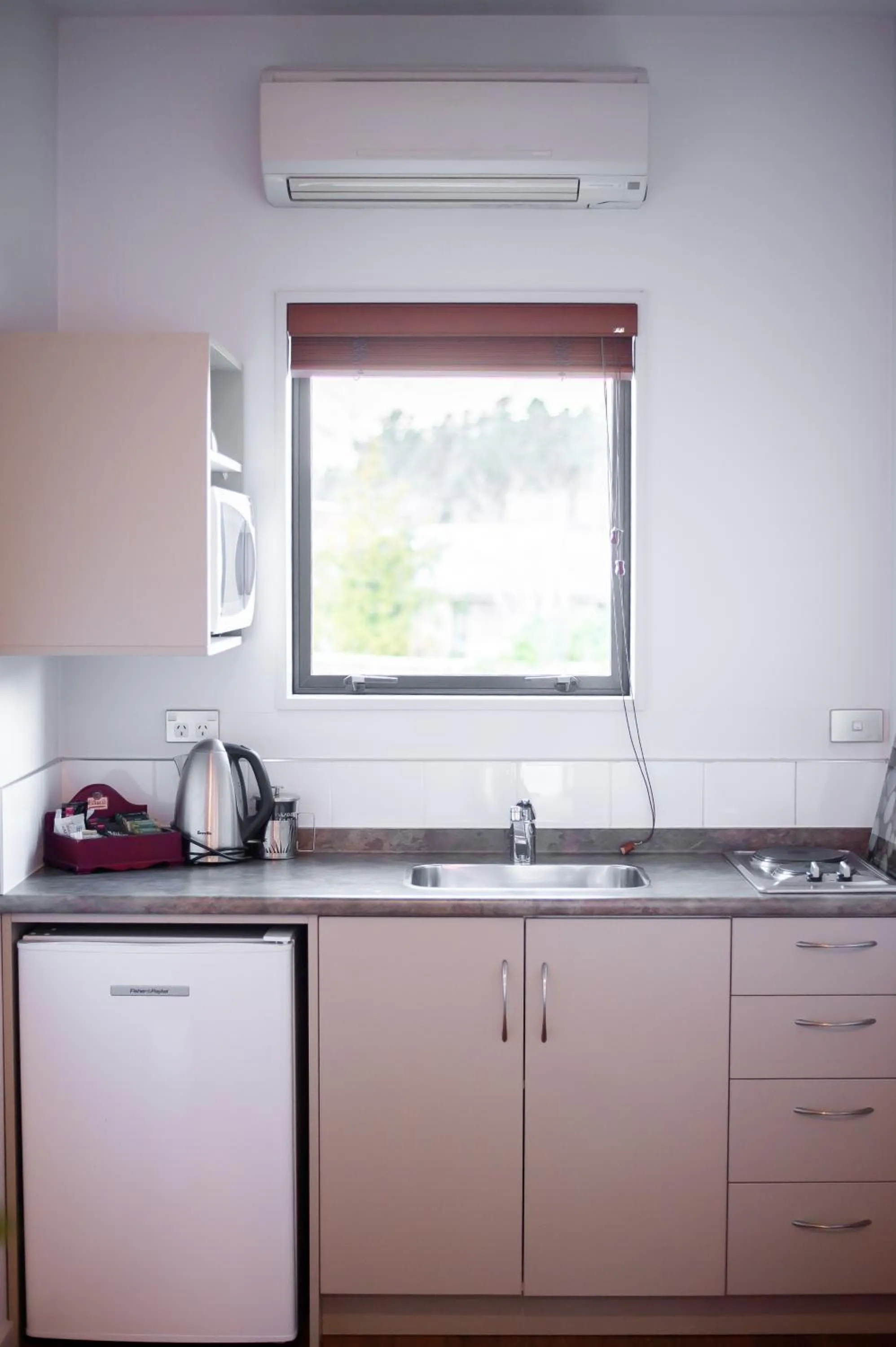 Kitchen or kitchenette in Carrick Lodge Motel