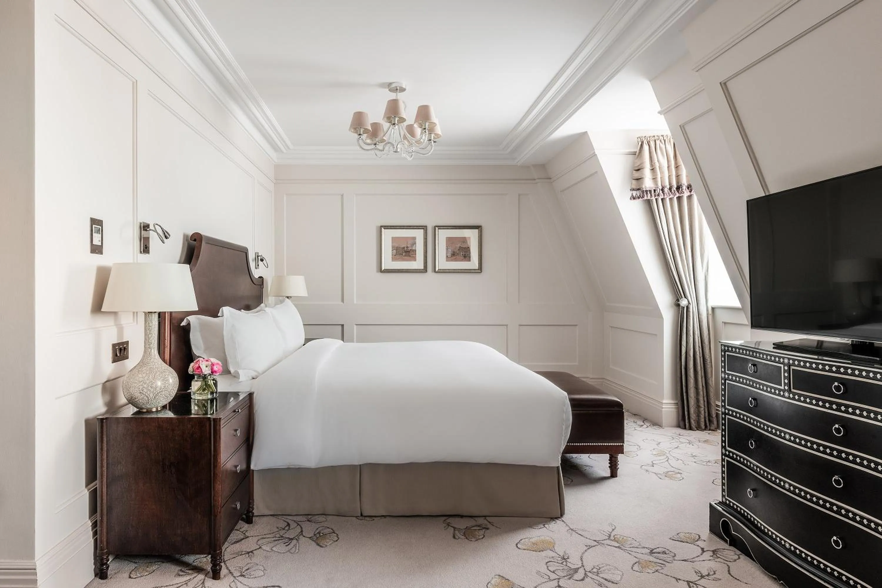 Bedroom, Bed in The Langham London