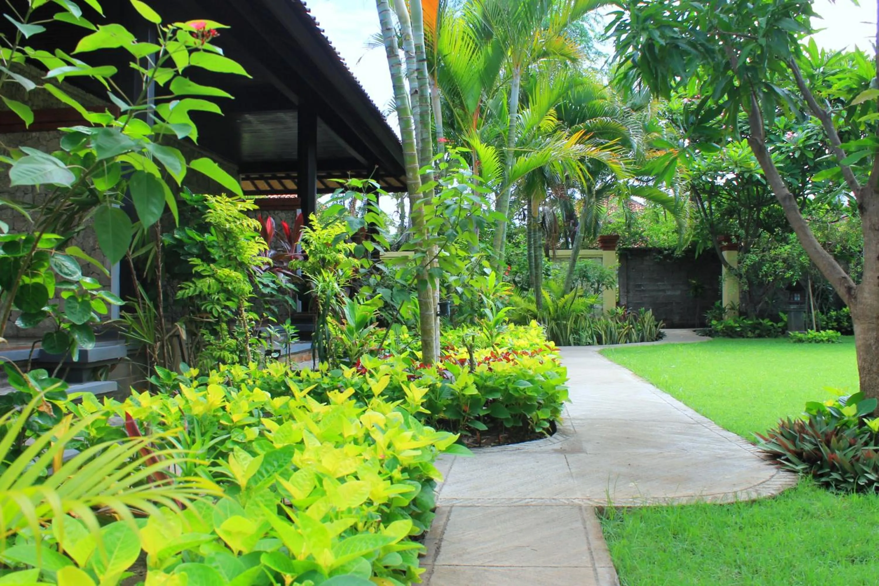 Garden view in Mans Cottages & Spa