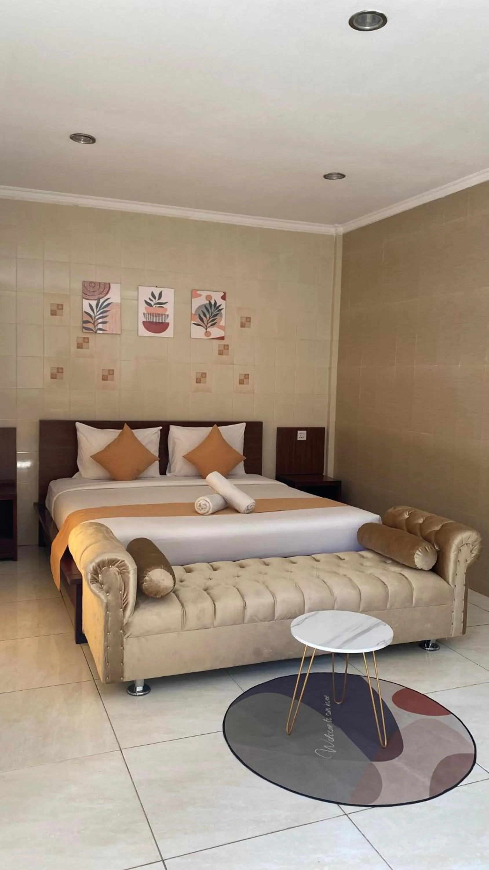 Seating area, Bed in Surya Inn