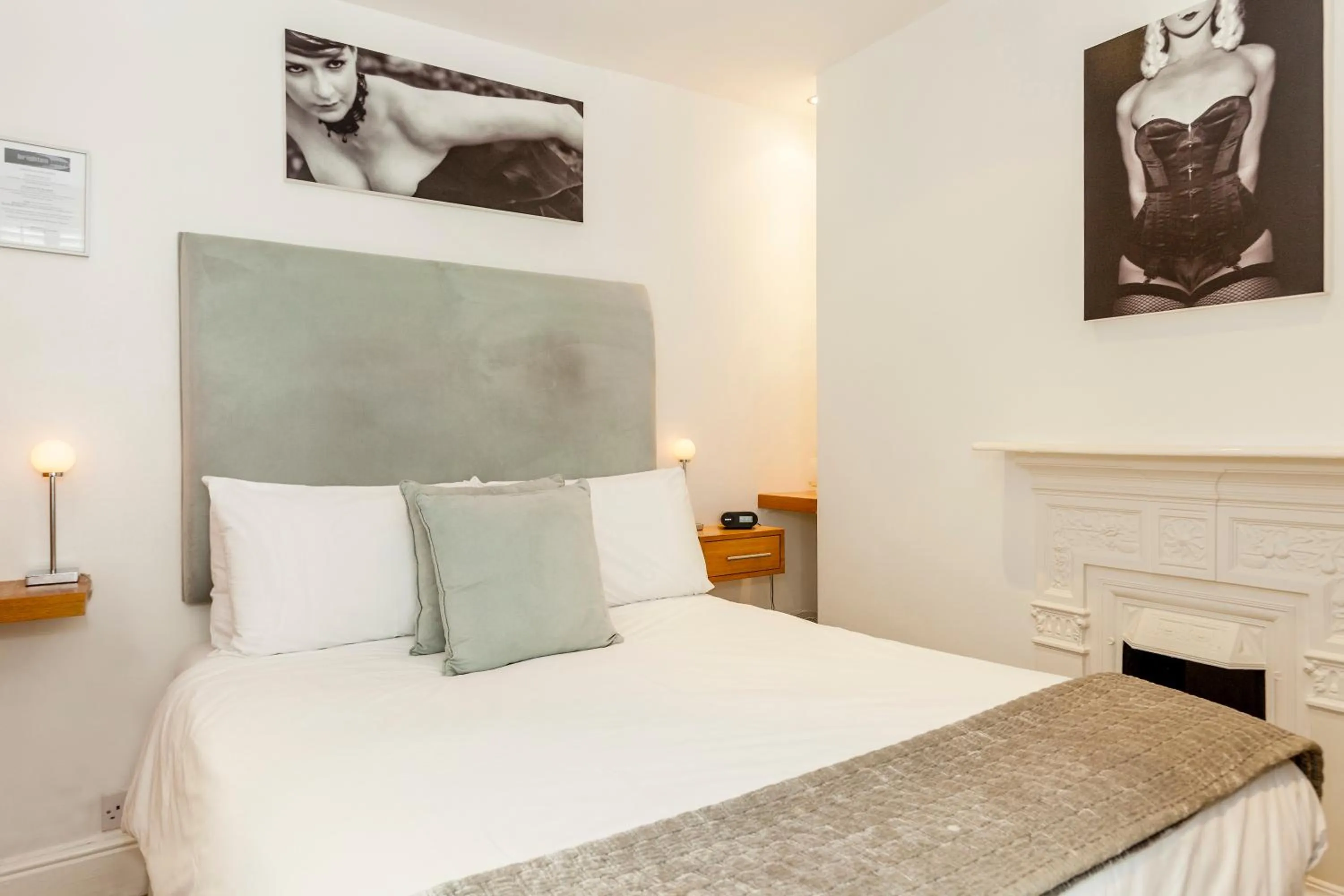 Bedroom, Bed in Brightonwave