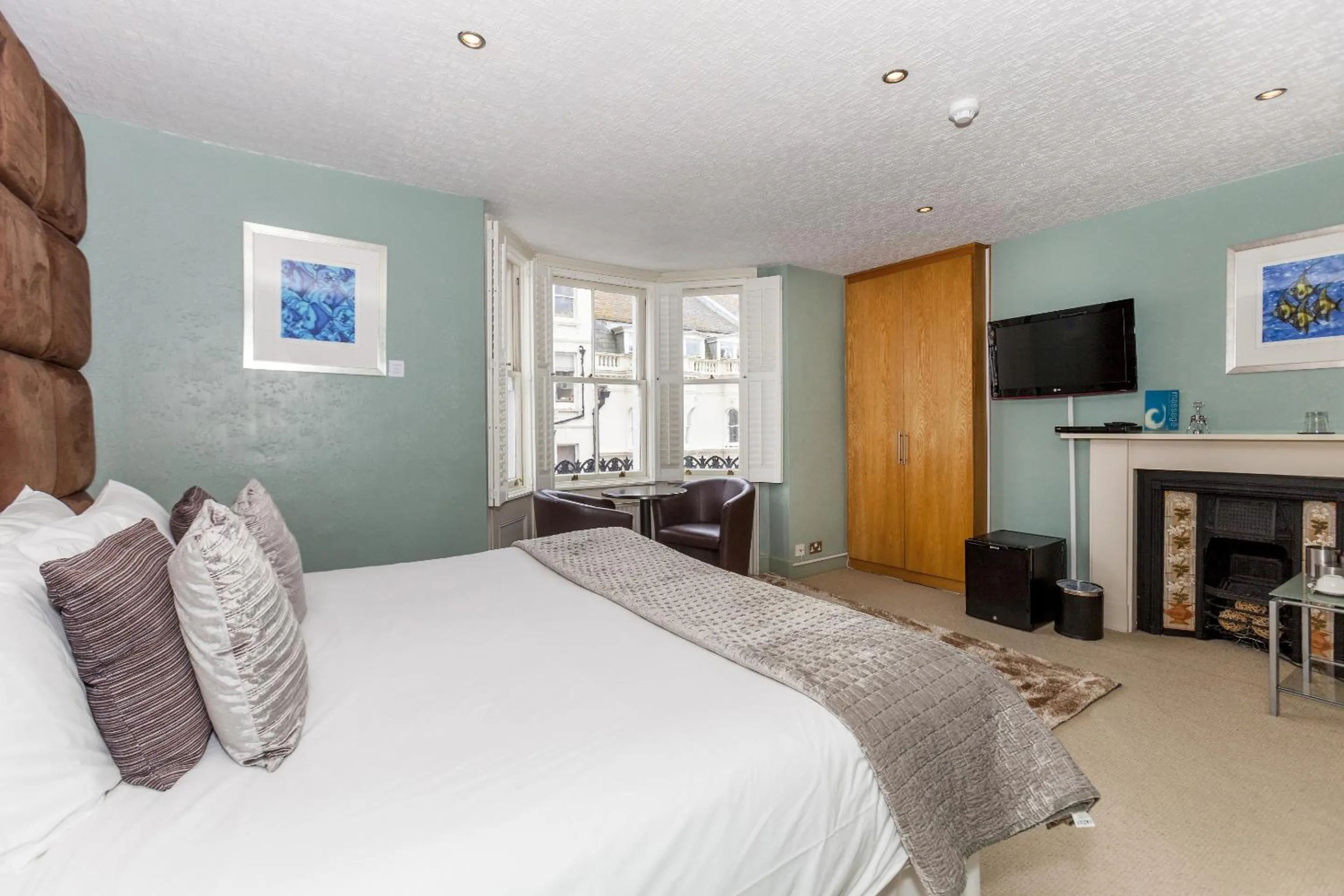 Bedroom, Bed in Brightonwave