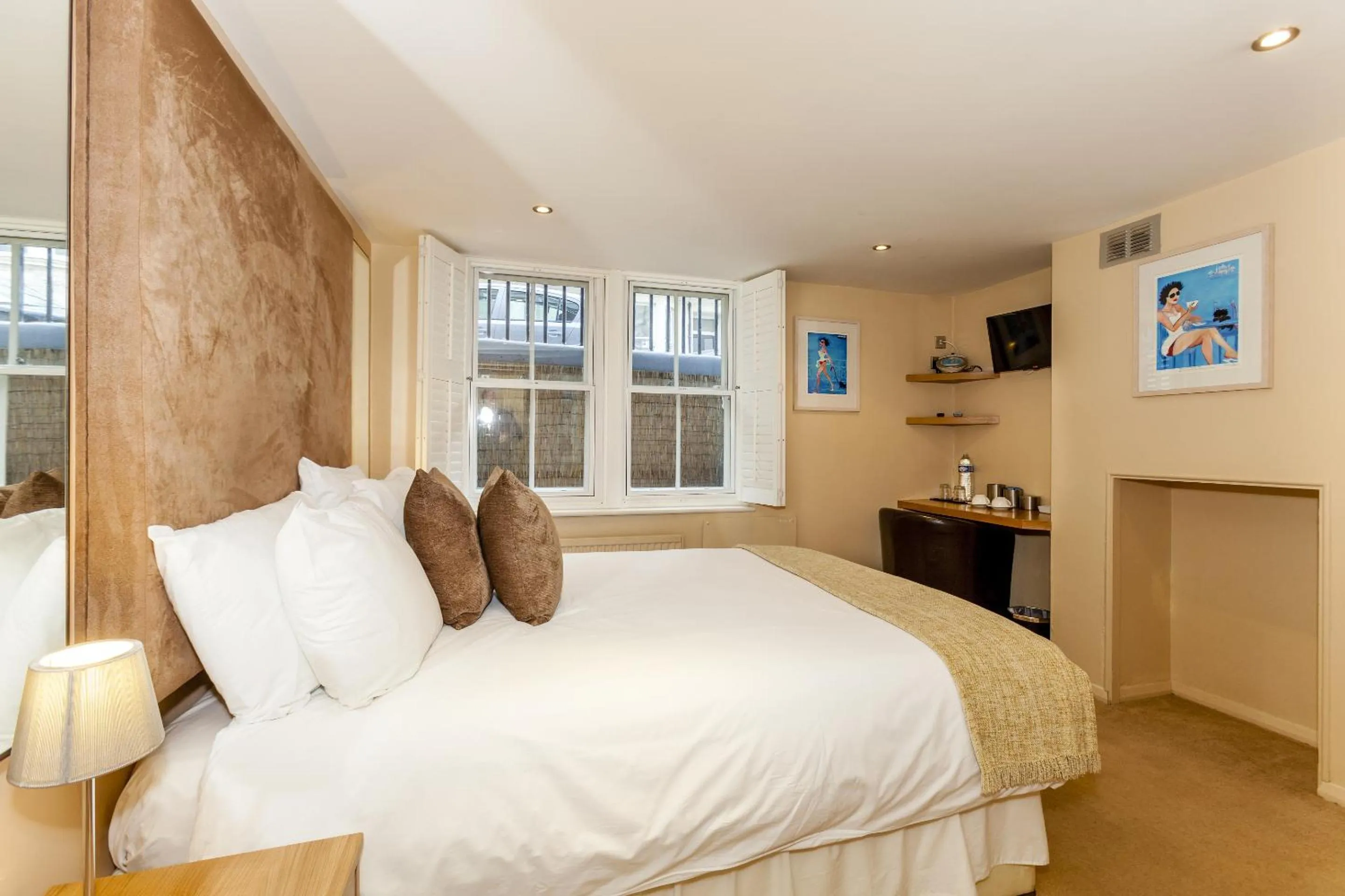 Bedroom, Bed in Brightonwave