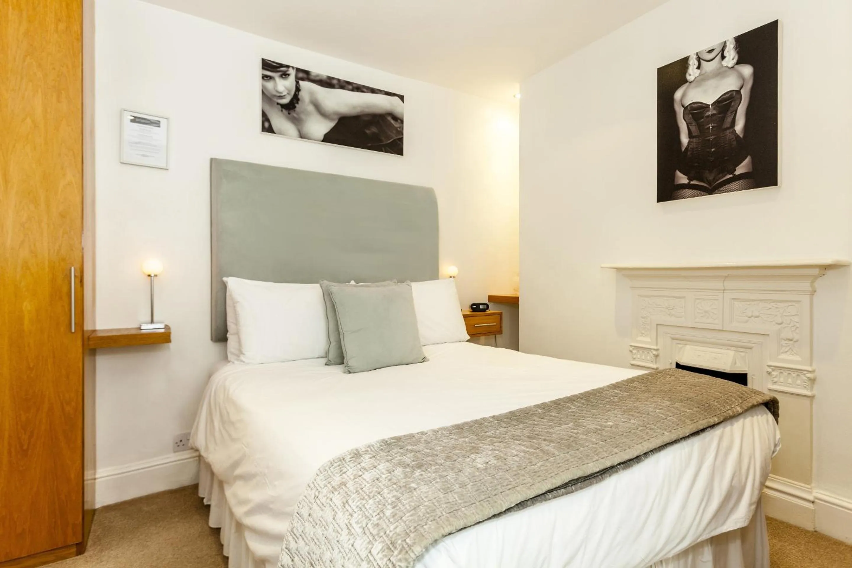 Bedroom, Bed in Brightonwave