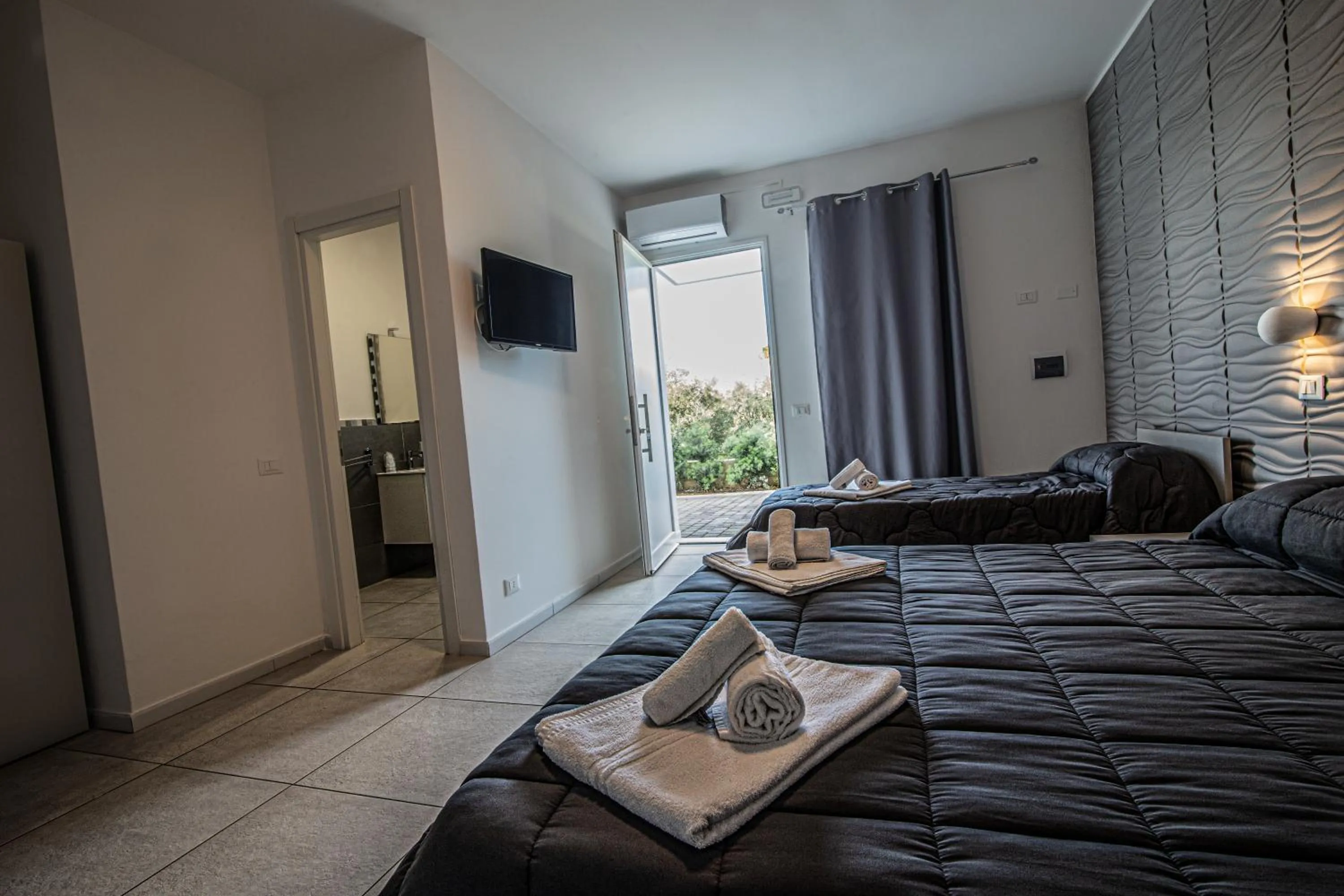 Photo of the whole room, Bed in Piano Monaco