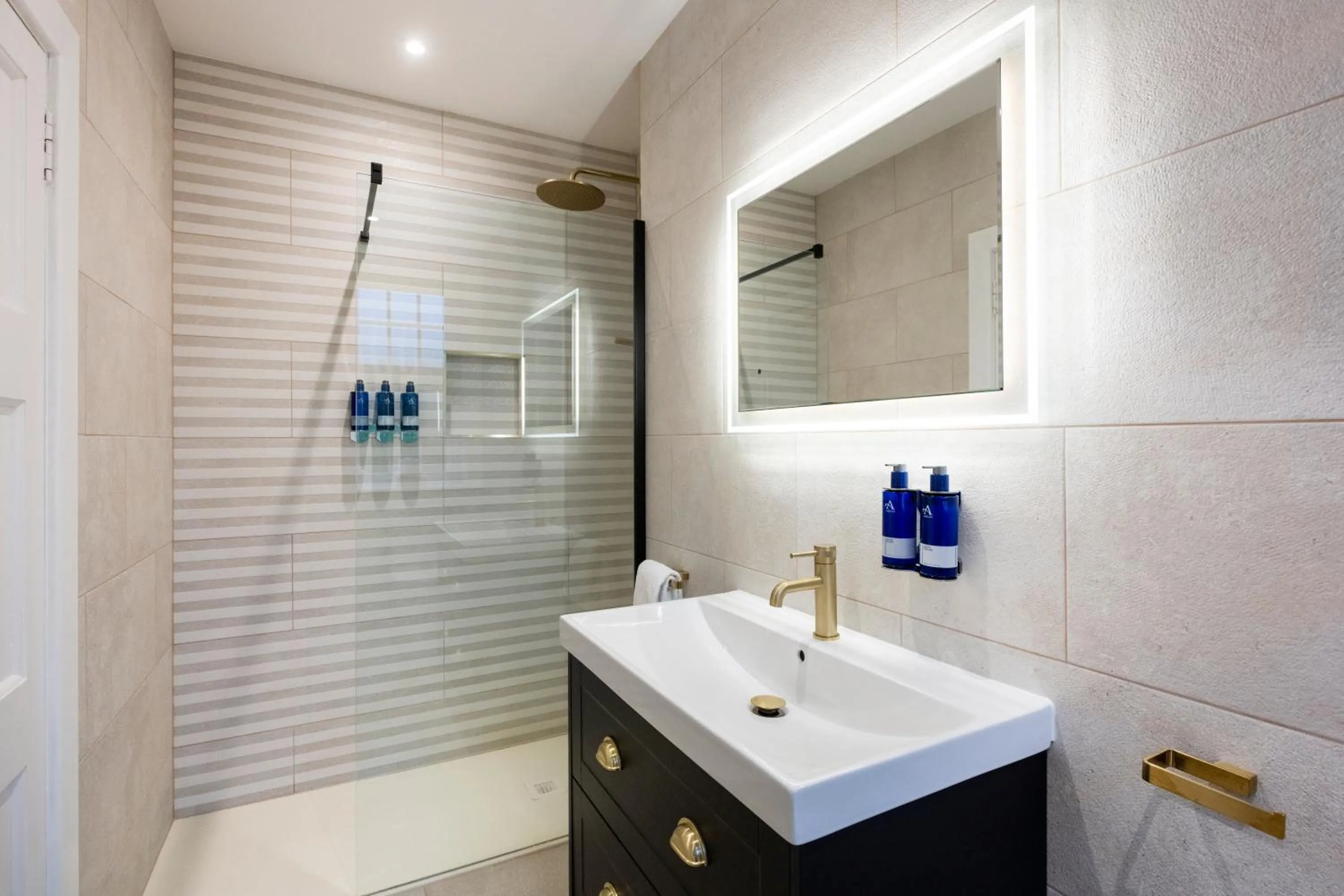 Shower in Toravaig House Hotel