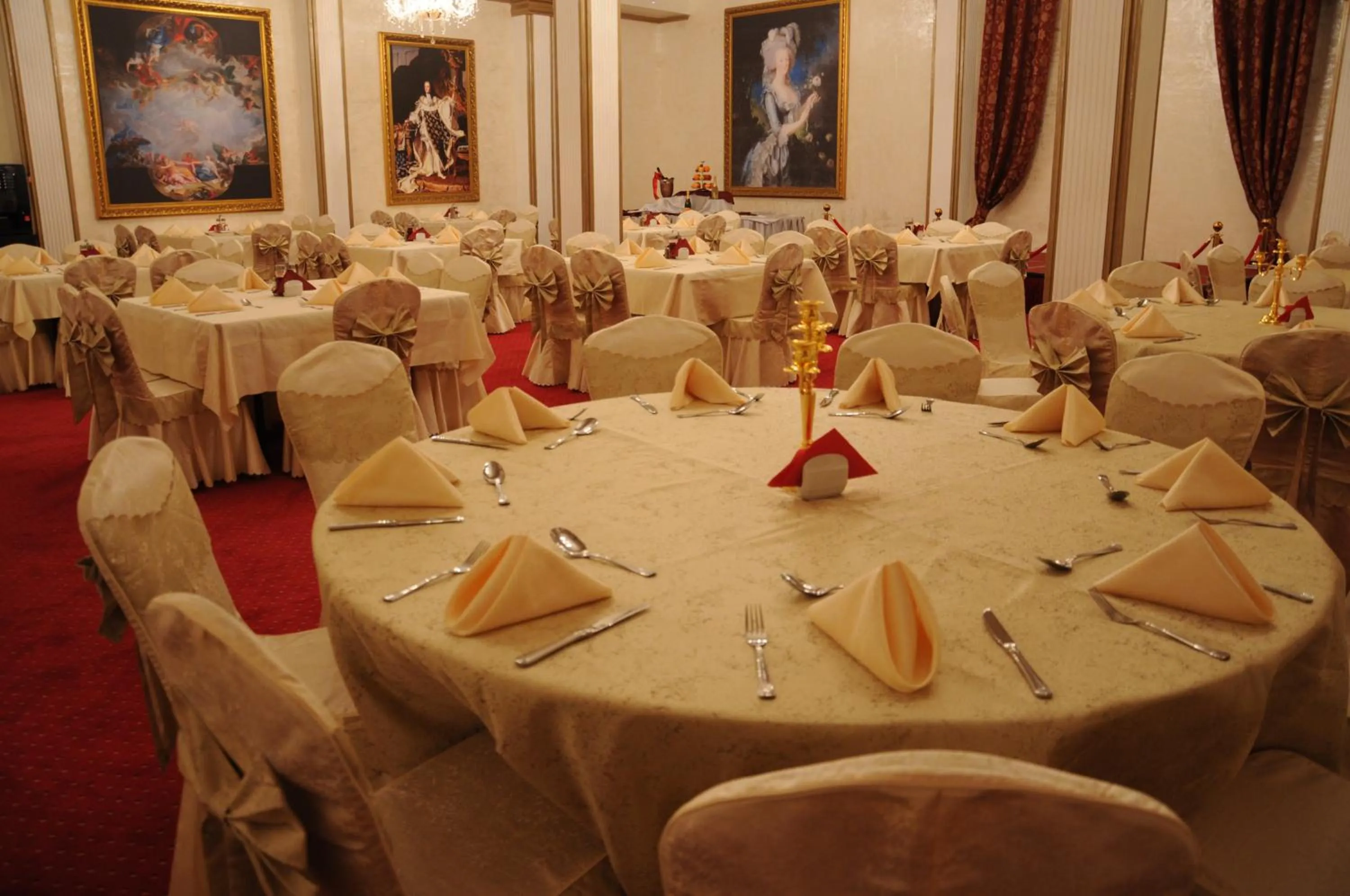Restaurant/places to eat in Premier Prezident Garni Hotel and Spa