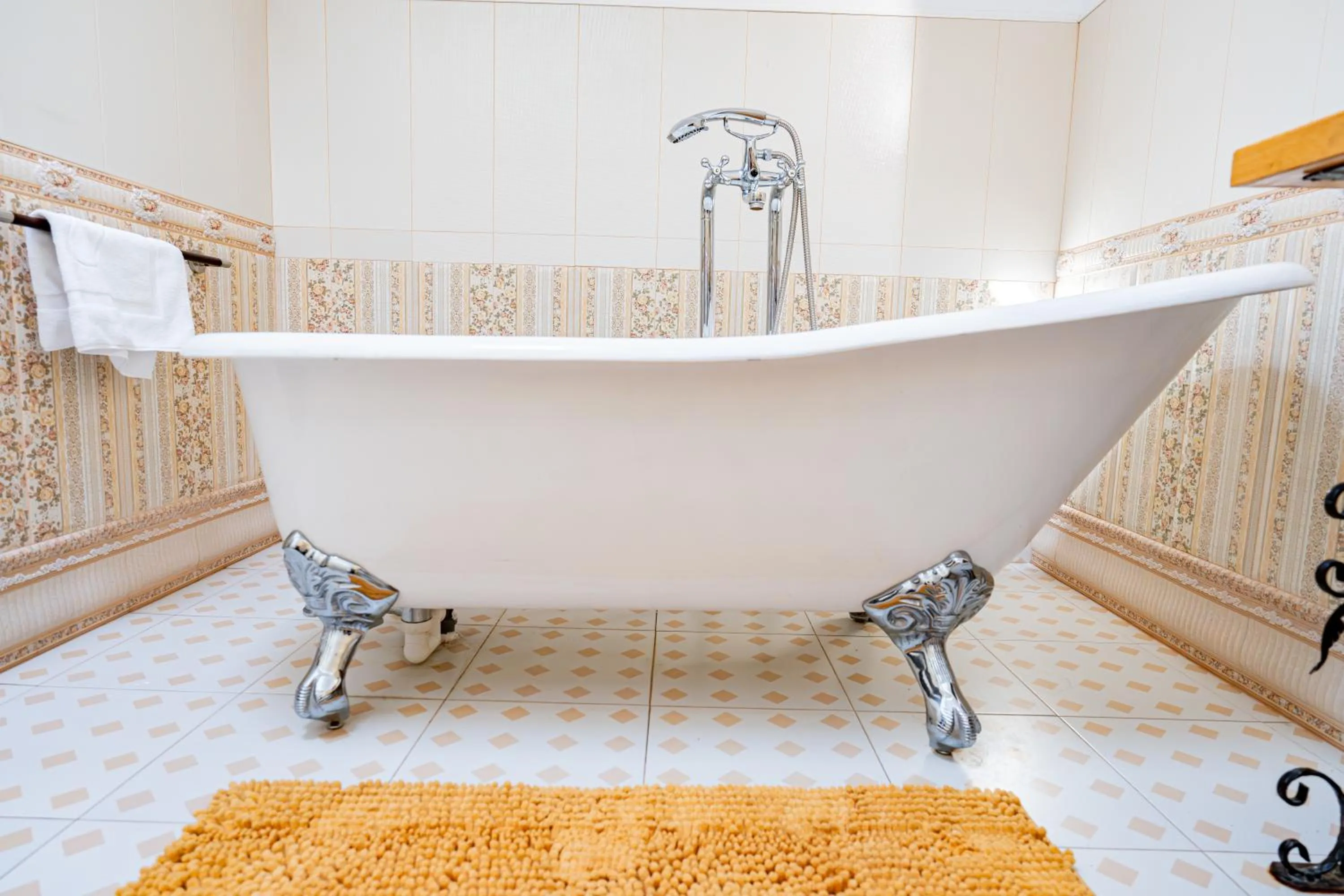 Bath in Hotel Senator