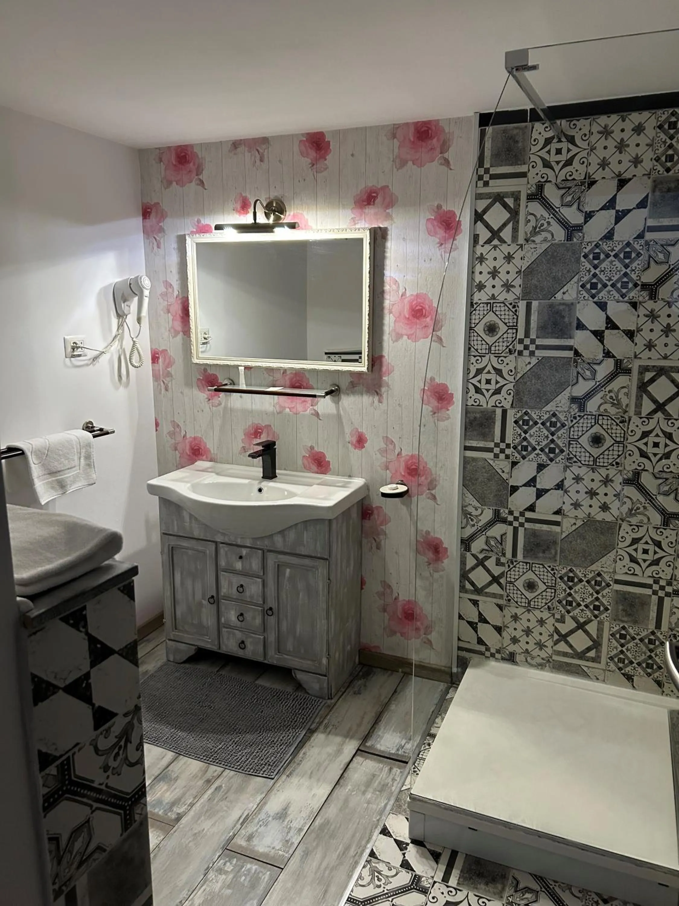 Shower in Hotel Senator