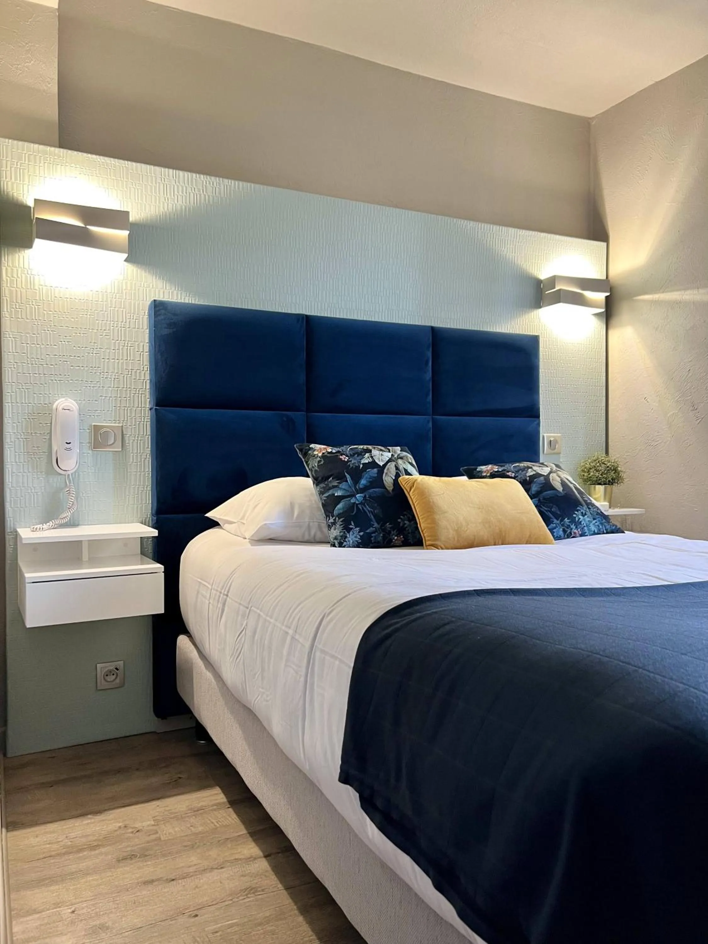 Bed in Hotel La Calanque