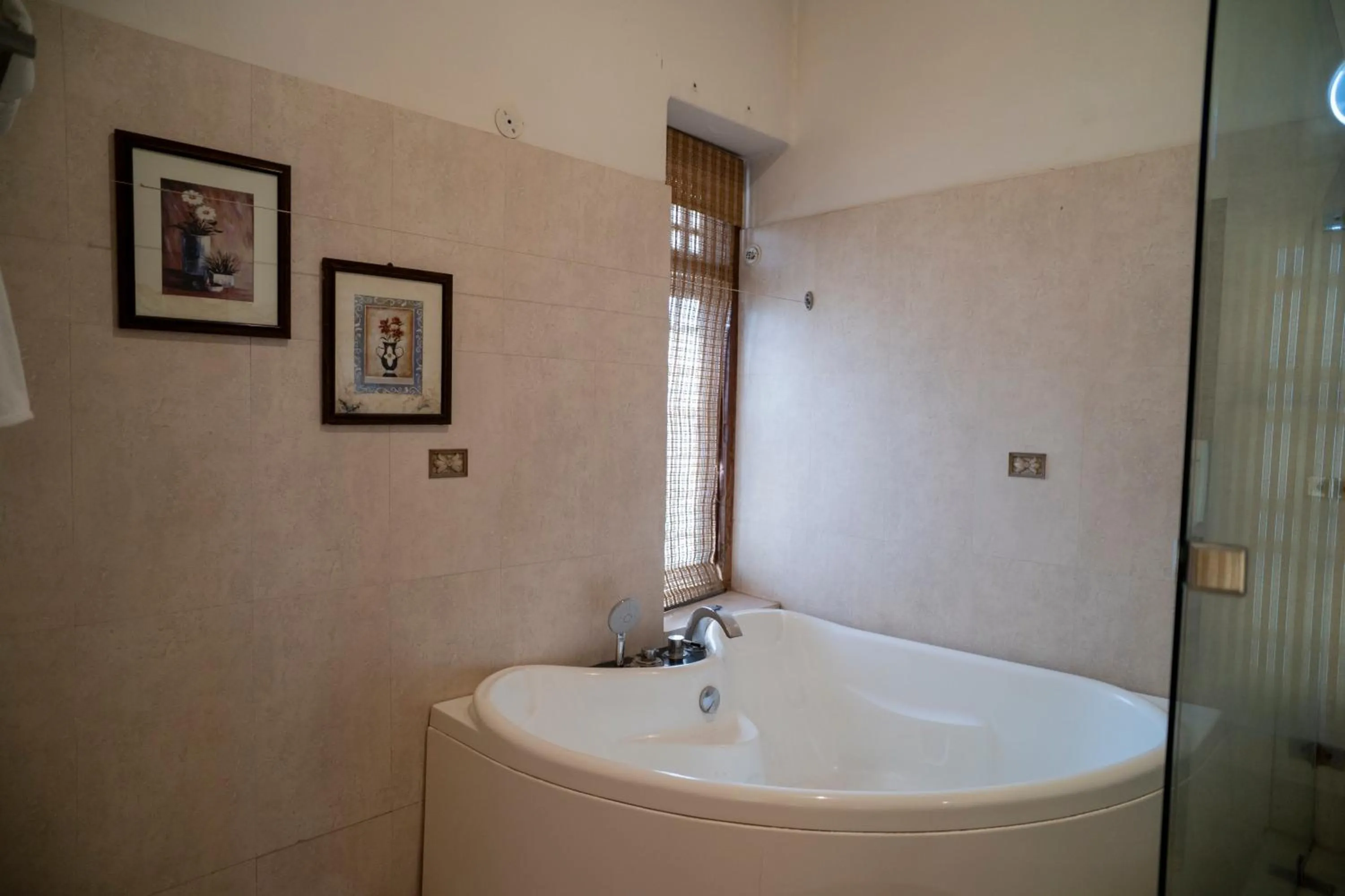 Bathroom in Hotel Merwara Estate- A Luxury Heritage Resort