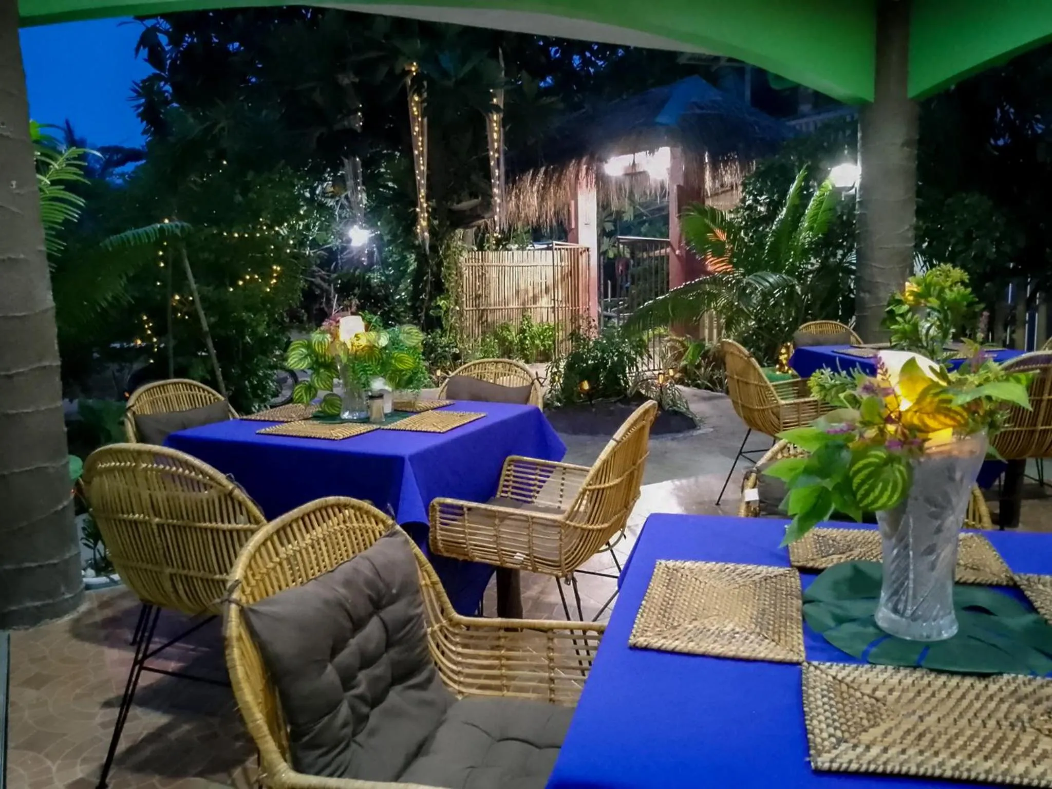 Restaurant/places to eat in Moonlight Resort