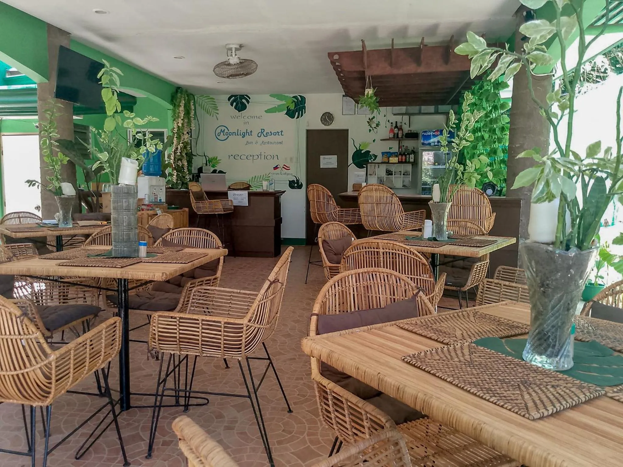 Restaurant/places to eat in Moonlight Resort