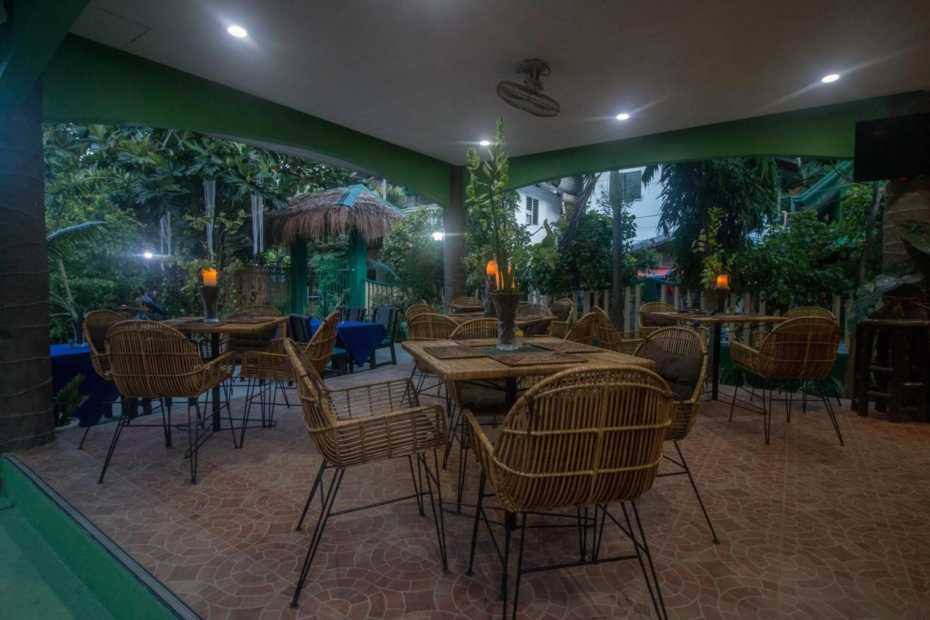 Restaurant/places to eat in Moonlight Resort