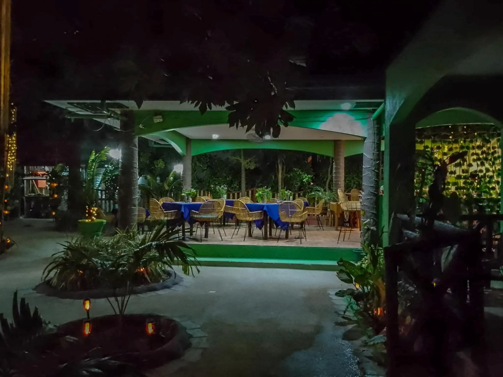 Restaurant/places to eat in Moonlight Resort