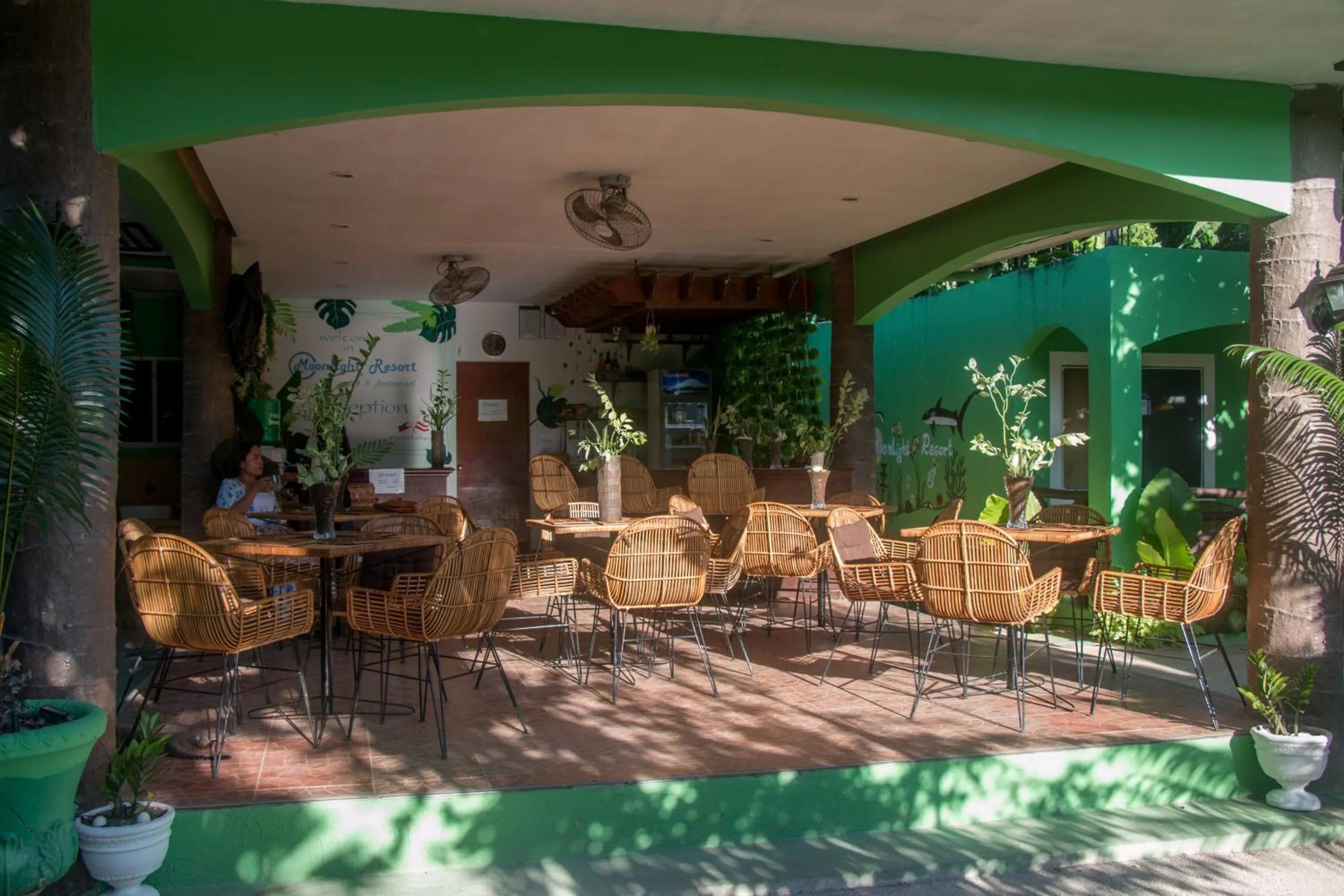 Restaurant/places to eat in Moonlight Resort