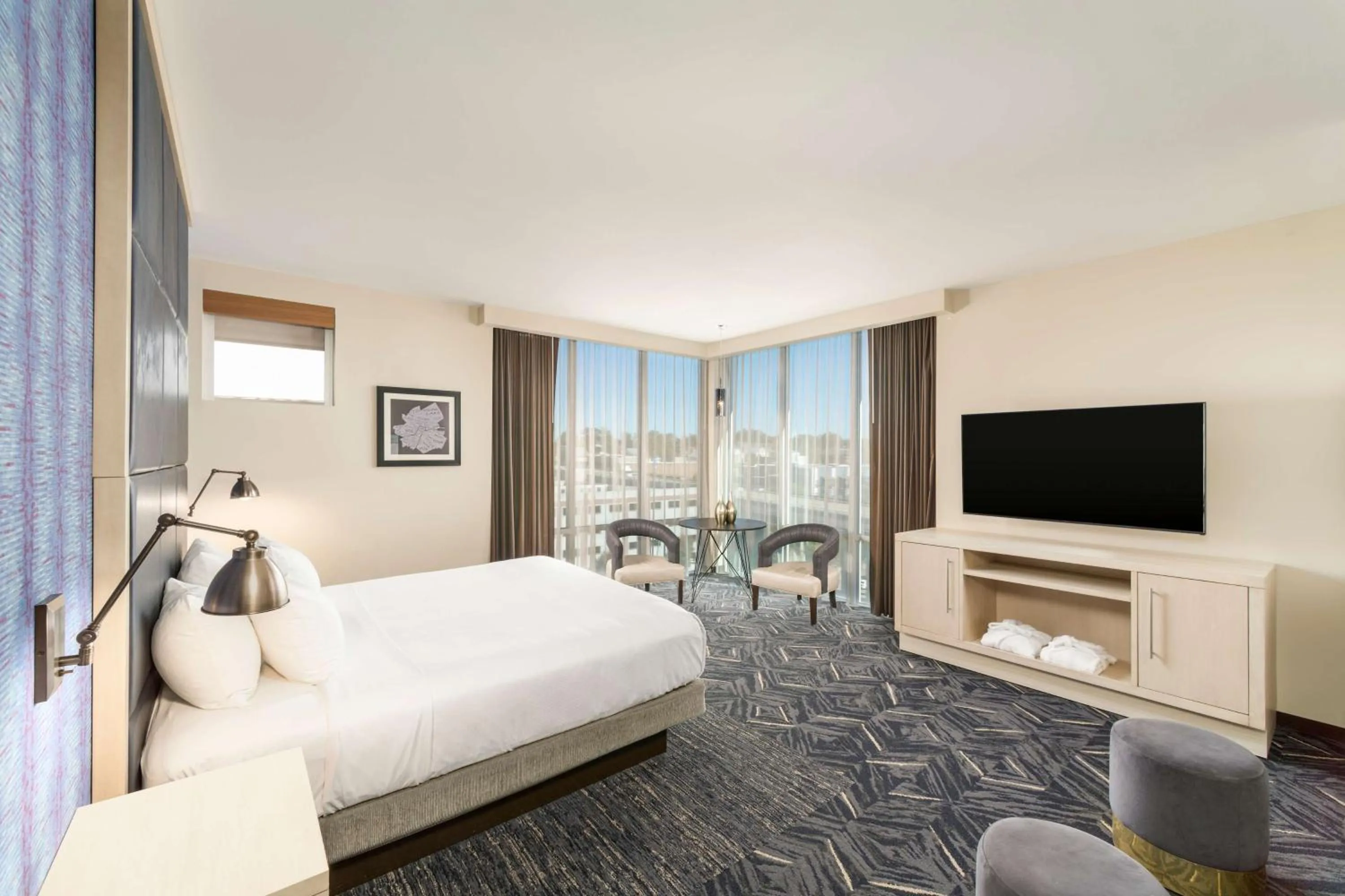 Photo of the whole room, Bed in Hyatt Place Greenville Downtown