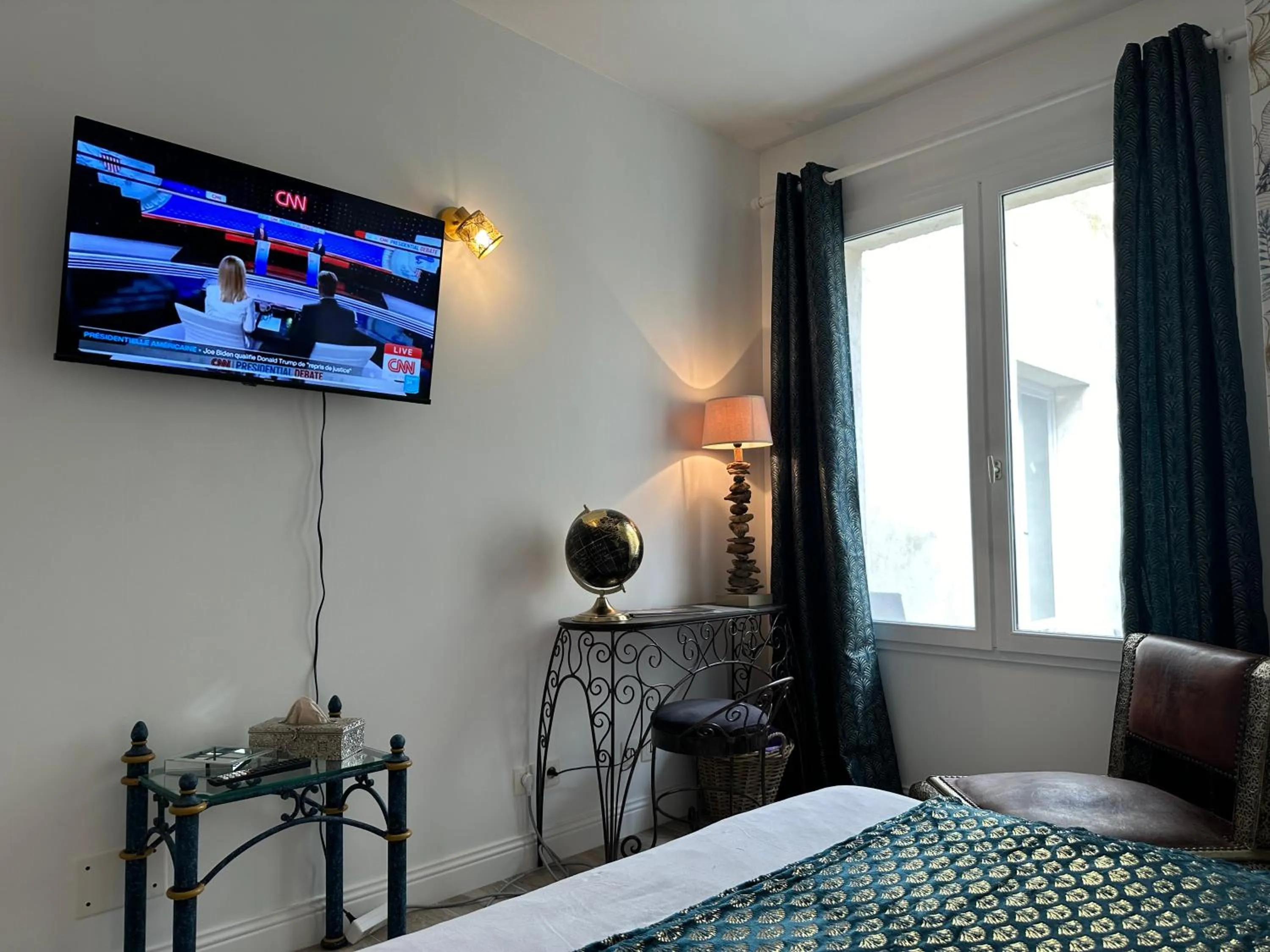 Photo of the whole room, Bed in La Maison Blanche