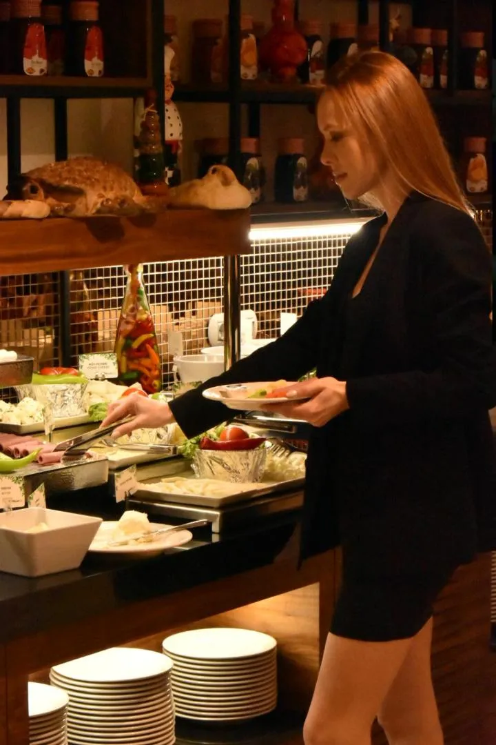 Restaurant/places to eat in Capella Otel