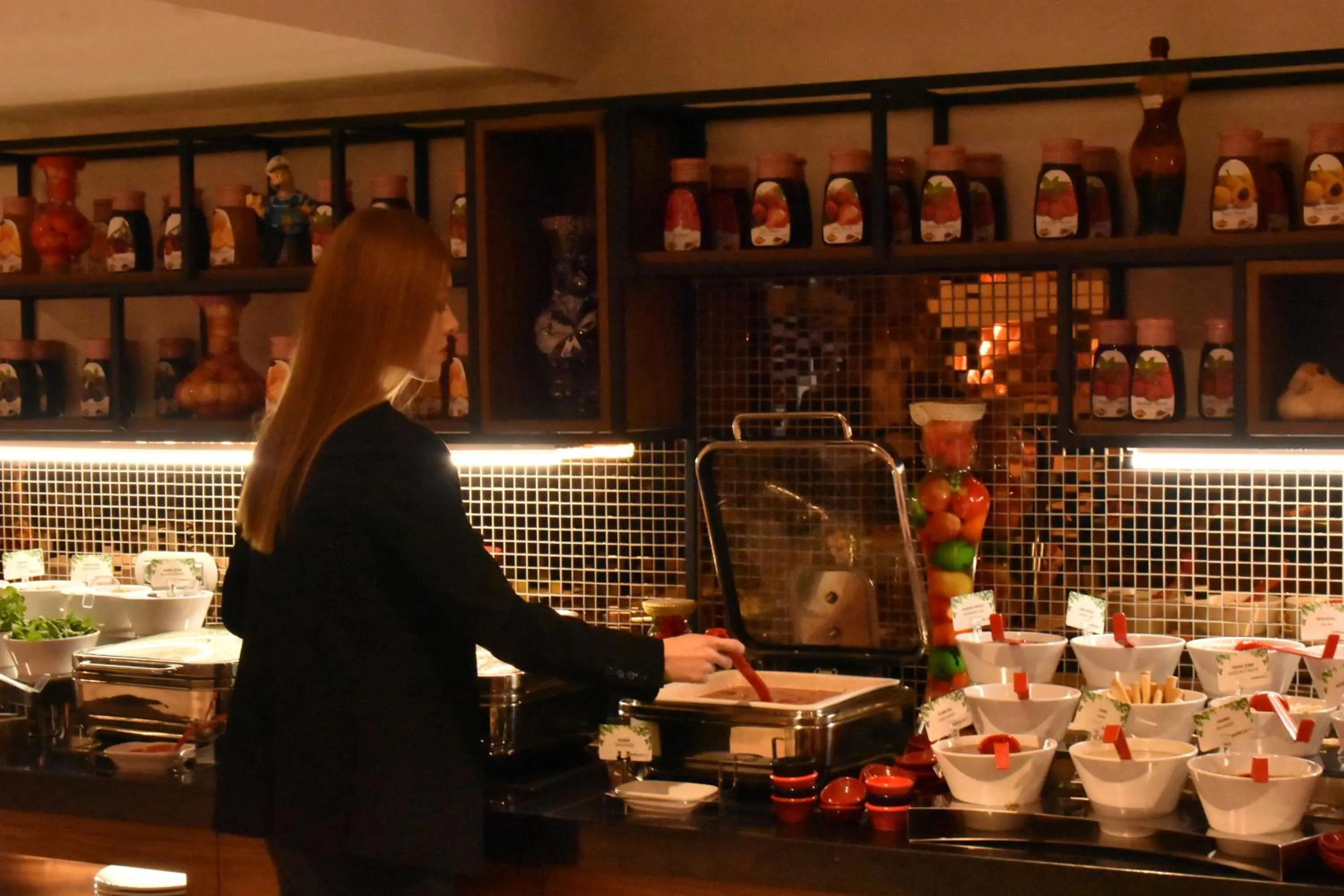 Restaurant/places to eat in Capella Otel