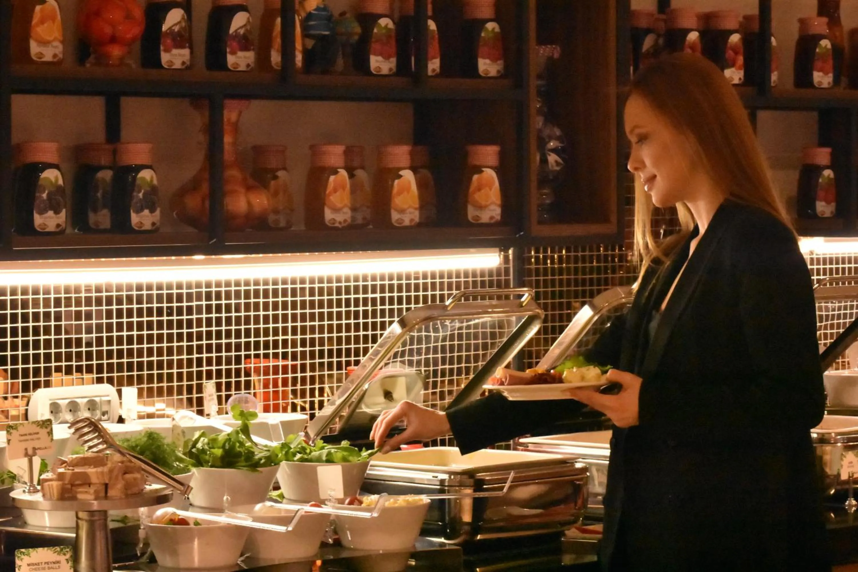 Restaurant/places to eat in Capella Otel