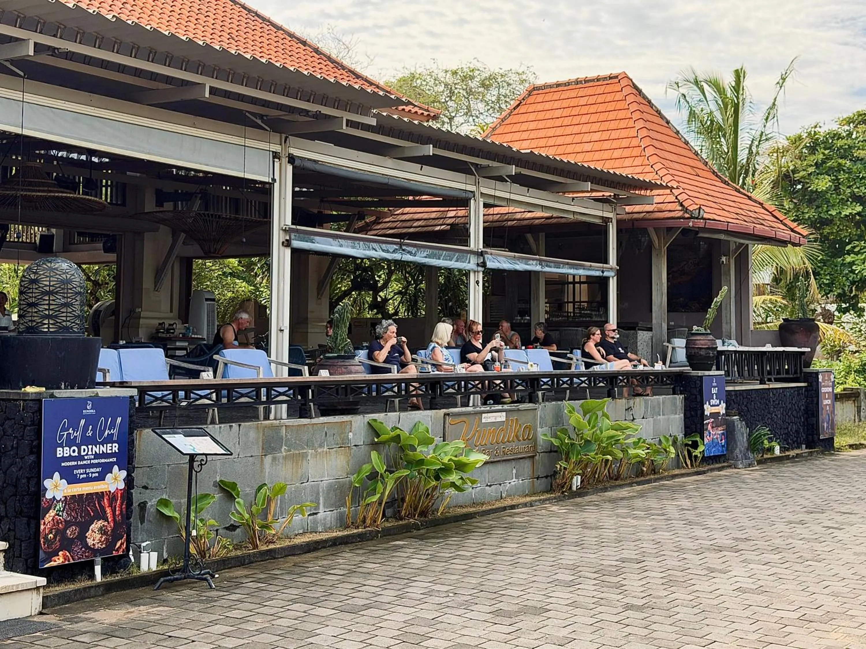 Restaurant/places to eat in Puri Raja Hotel