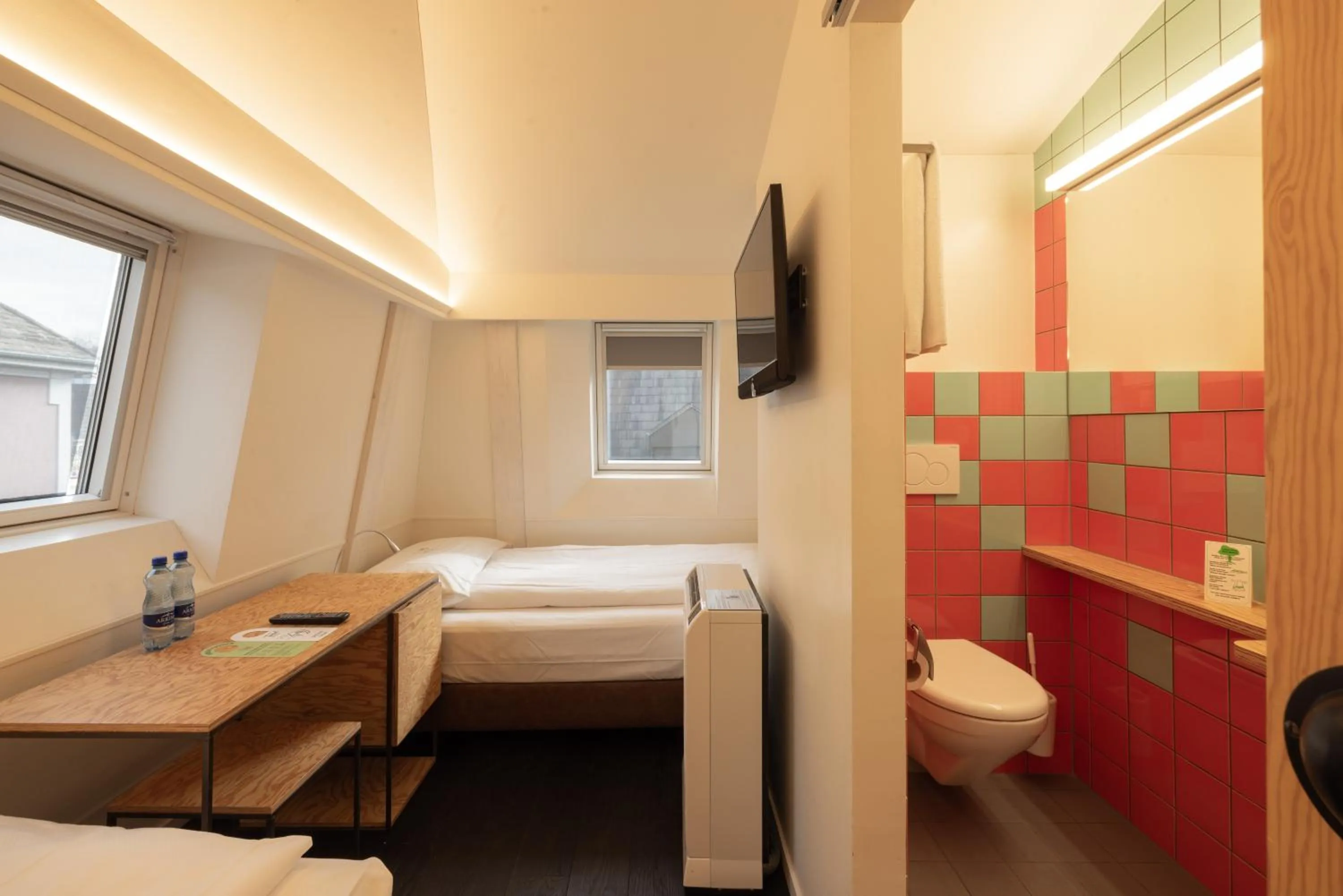 Toilet, Bed in Fred Guest House Hauptbahnhof - Self Check-in