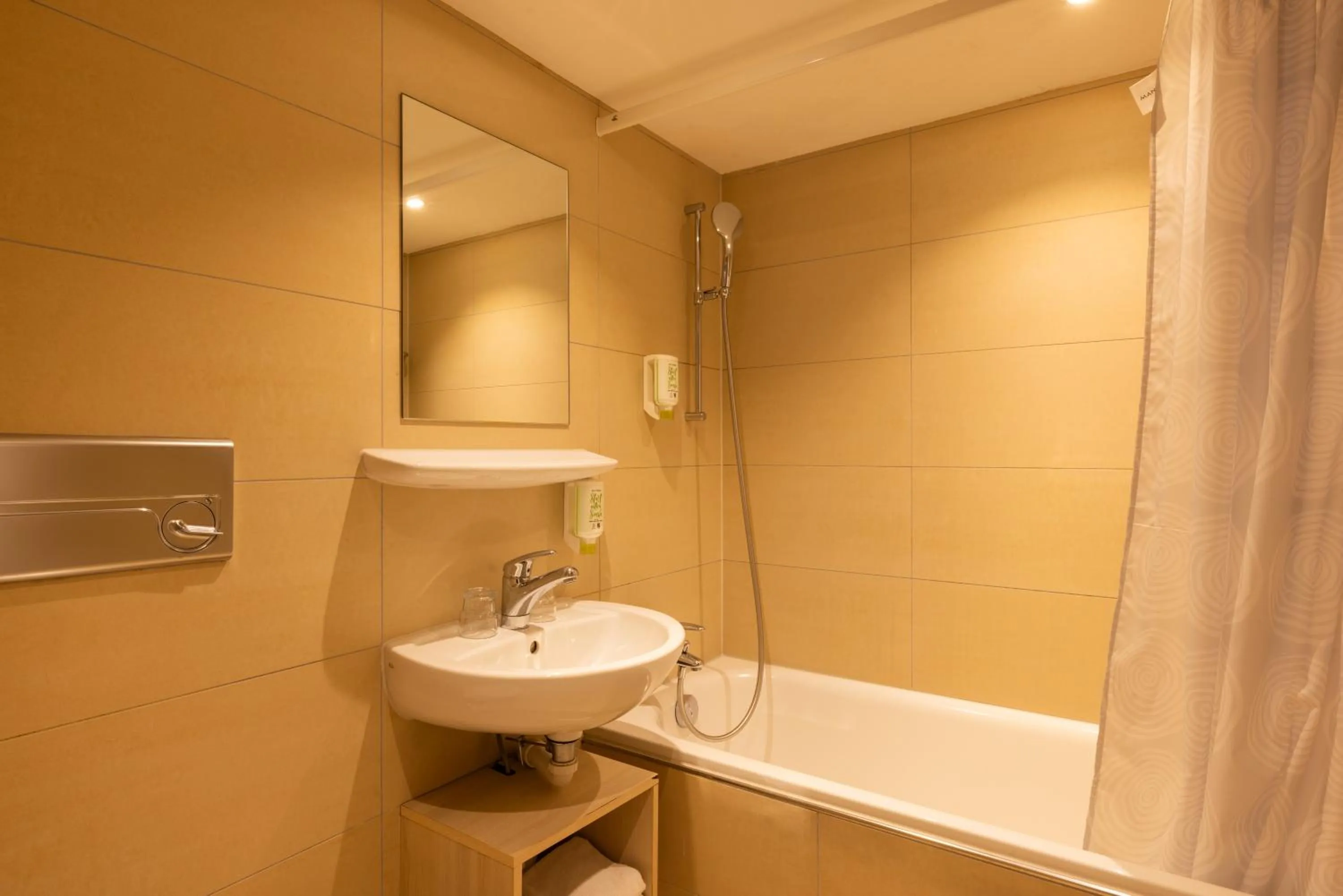 Bathroom in Fred Guest House Hauptbahnhof - Self Check-in